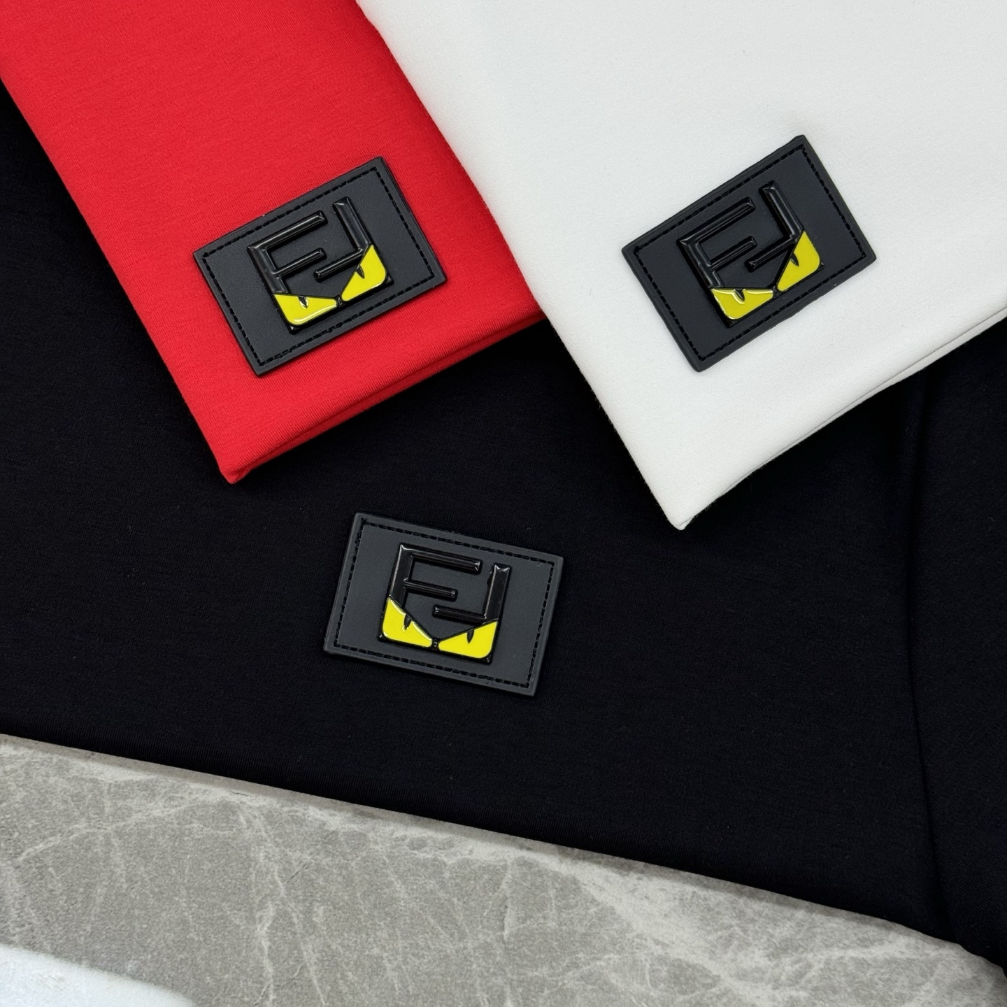 FENDI芬迪新品男士圆领短袖.原单推荐！基础款推荐胸口皮标订制.经典FF大牌小怪兽.简单高级.辨识度颇