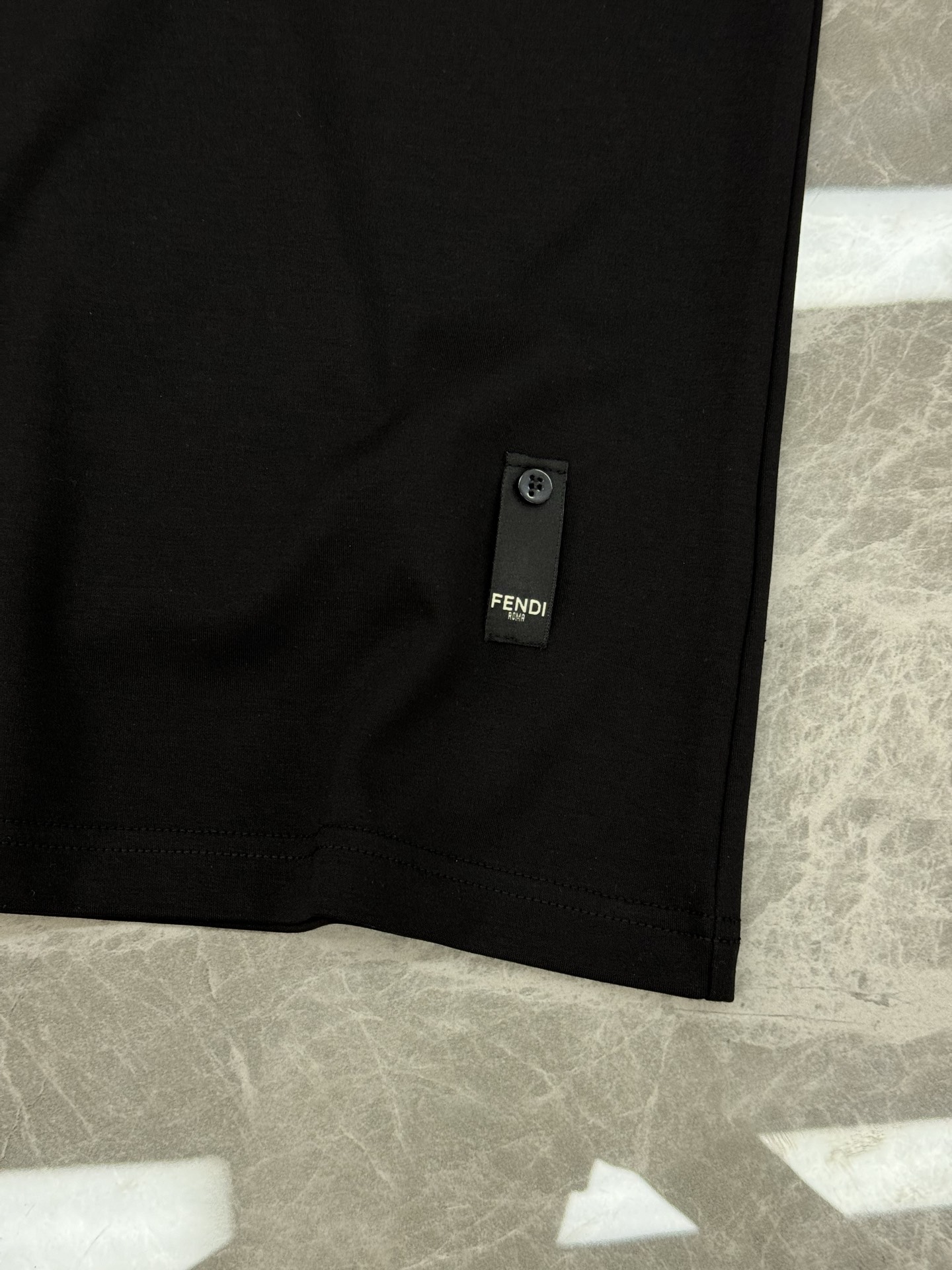 FENDI芬迪新品男士圆领短袖.原单推荐！基础款推荐胸口皮标订制.经典FF大牌小怪兽.简单高级.辨识度颇