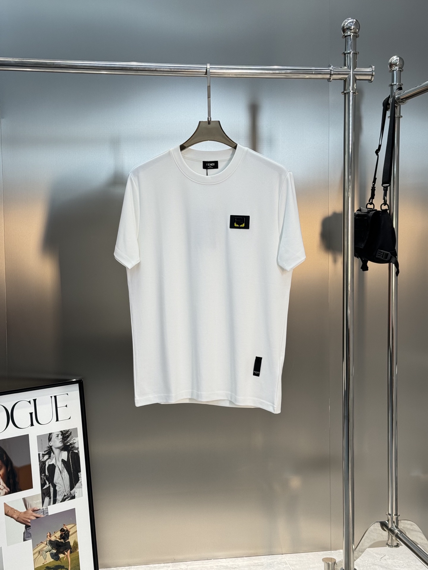 FENDI芬迪新品男士圆领短袖.原单推荐！基础款推荐胸口皮标订制.经典FF大牌小怪兽.简单高级.辨识度颇