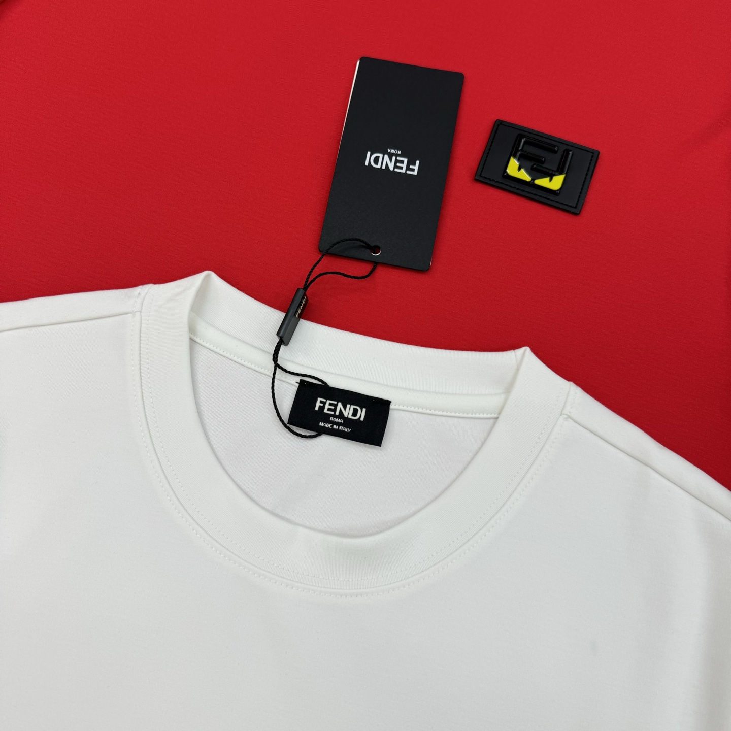 FENDI芬迪新品男士圆领短袖.原单推荐！基础款推荐胸口皮标订制.经典FF大牌小怪兽.简单高级.辨识度颇