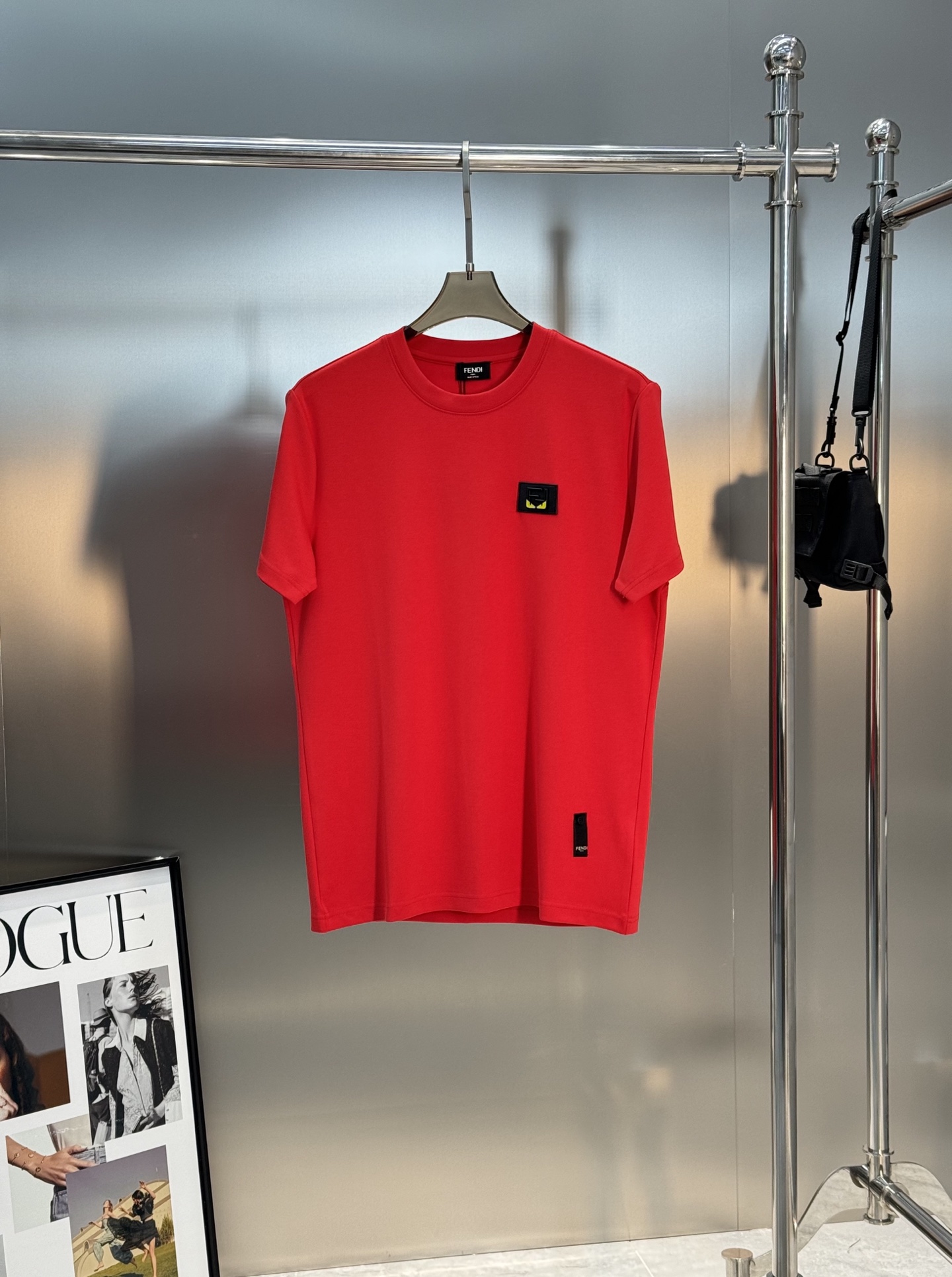 FENDI芬迪新品男士圆领短袖.原单推荐！基础款推荐胸口皮标订制.经典FF大牌小怪兽.简单高级.辨识度颇