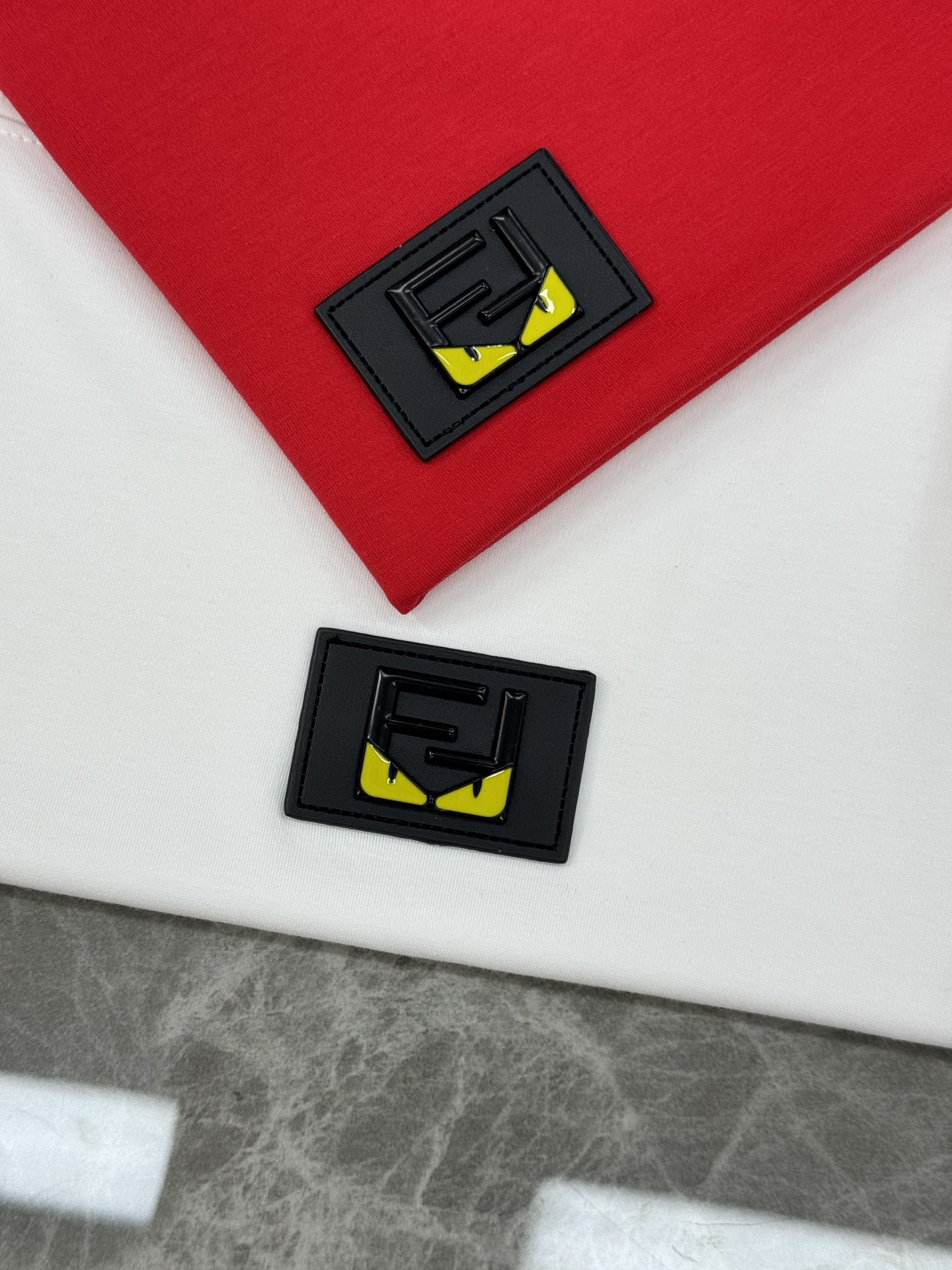 FENDI芬迪新品男士圆领短袖.原单推荐！基础款推荐胸口皮标订制.经典FF大牌小怪兽.简单高级.辨识度颇