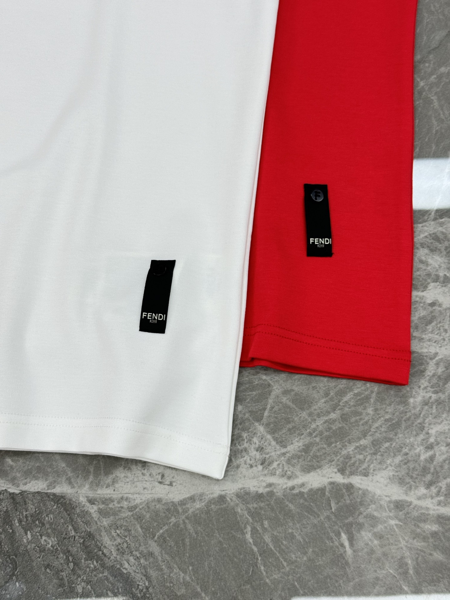 FENDI芬迪新品男士圆领短袖.原单推荐！基础款推荐胸口皮标订制.经典FF大牌小怪兽.简单高级.辨识度颇