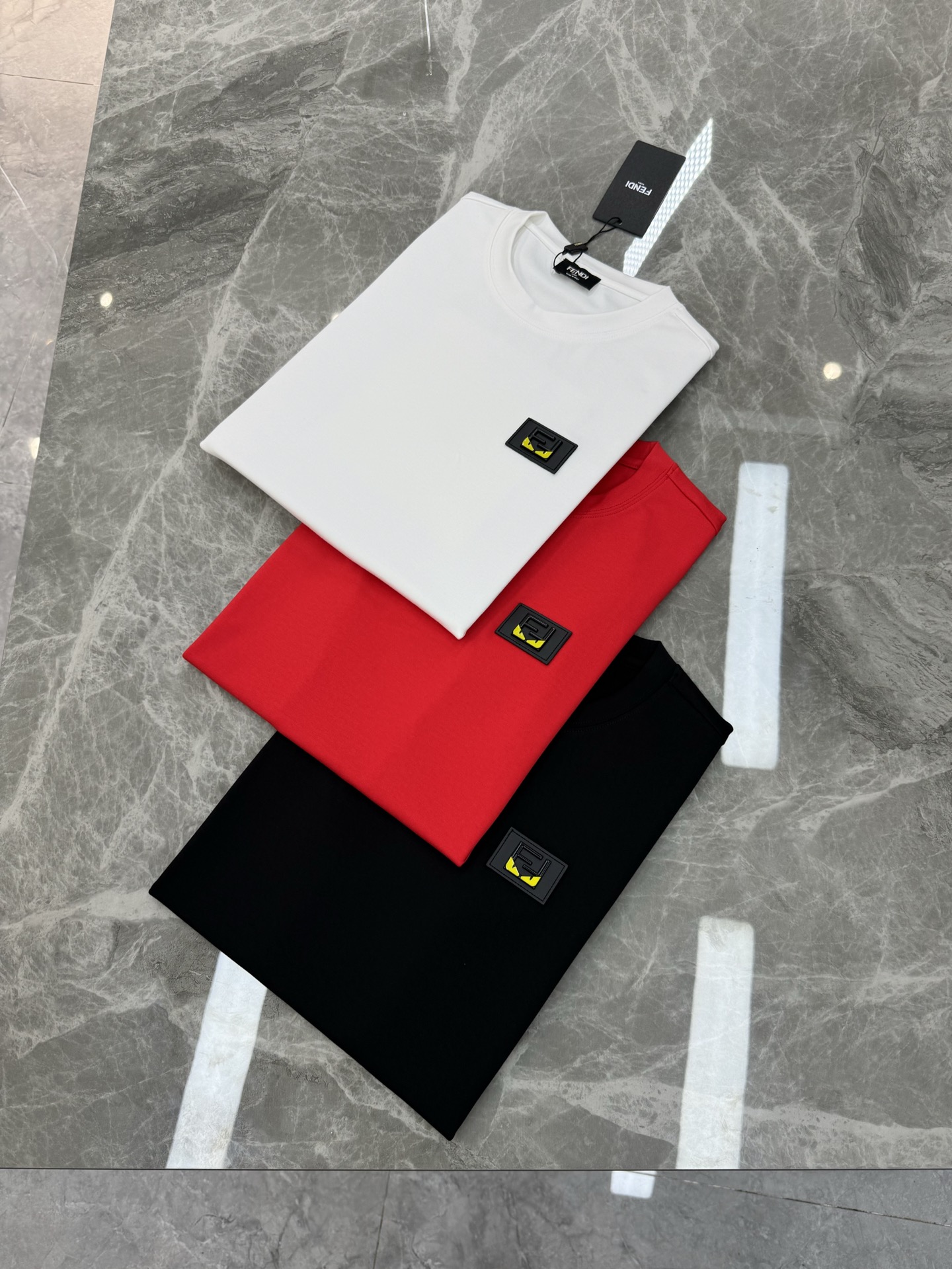 FENDI芬迪新品男士圆领短袖.原单推荐！基础款推荐胸口皮标订制.经典FF大牌小怪兽.简单高级.辨识度颇