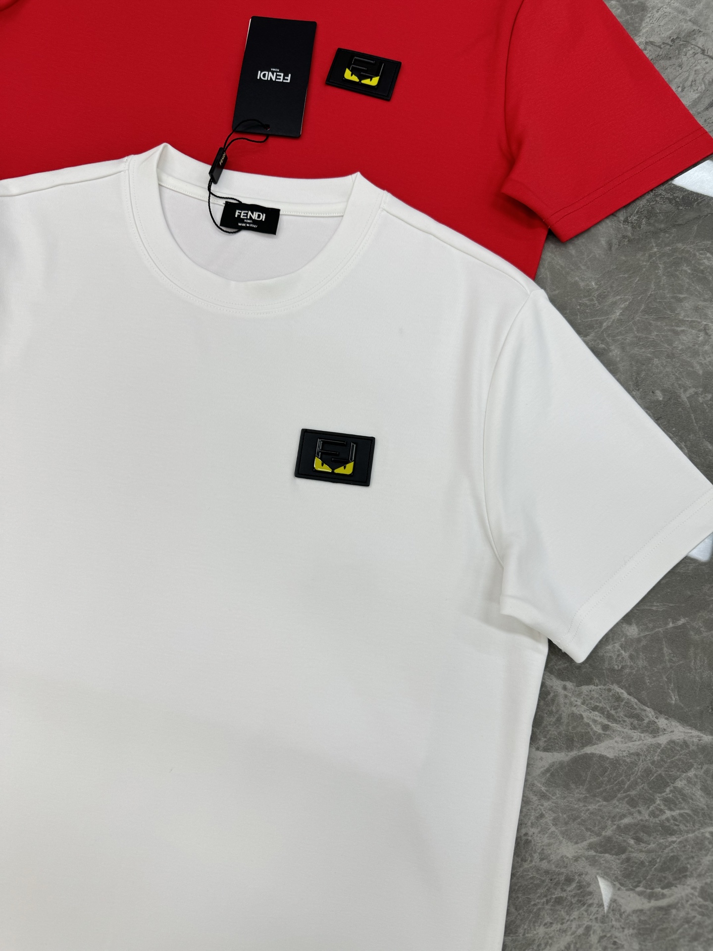 FENDI芬迪新品男士圆领短袖.原单推荐！基础款推荐胸口皮标订制.经典FF大牌小怪兽.简单高级.辨识度颇