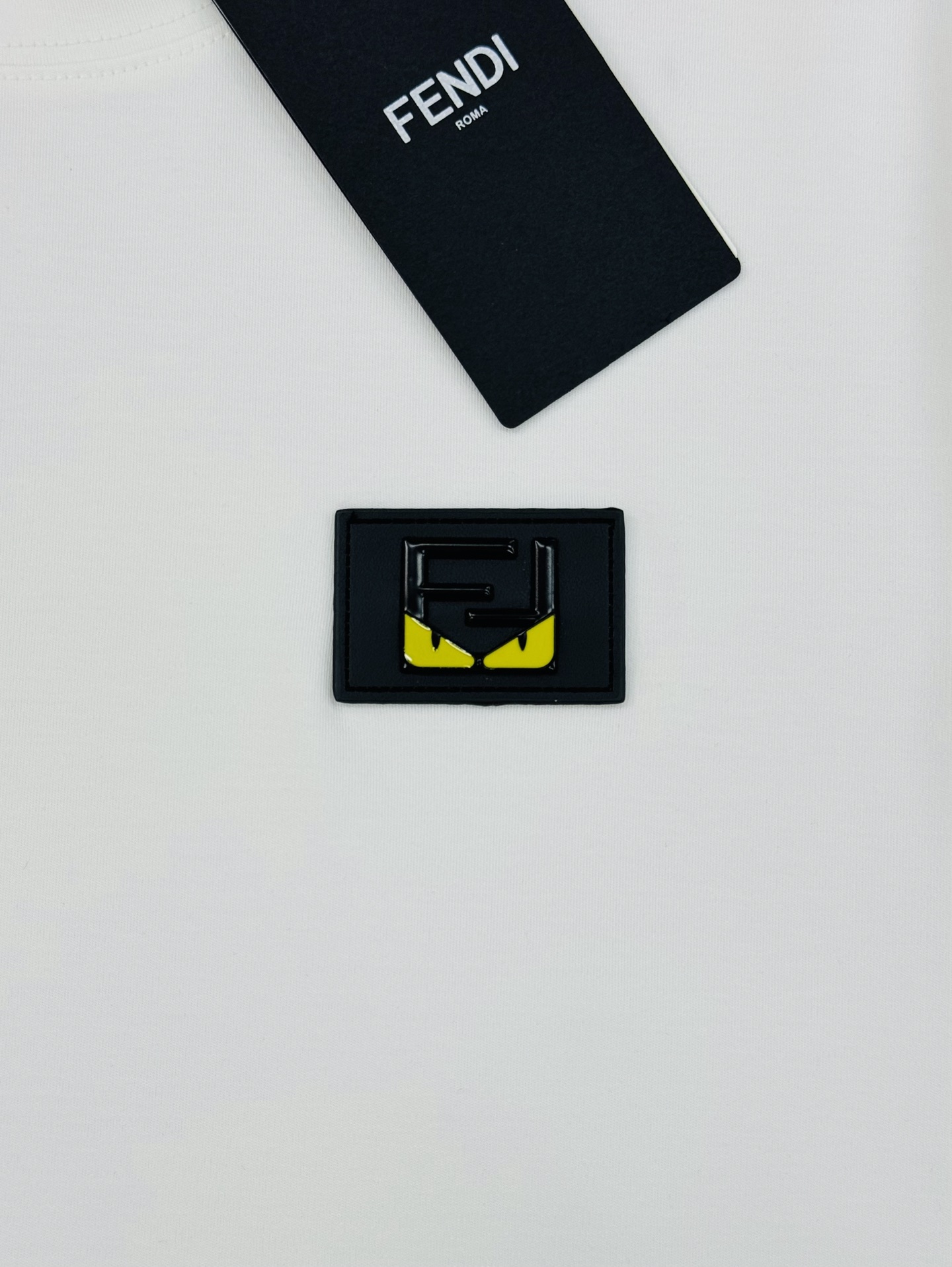 FENDI芬迪新品男士圆领短袖.原单推荐！基础款推荐胸口皮标订制.经典FF大牌小怪兽.简单高级.辨识度颇