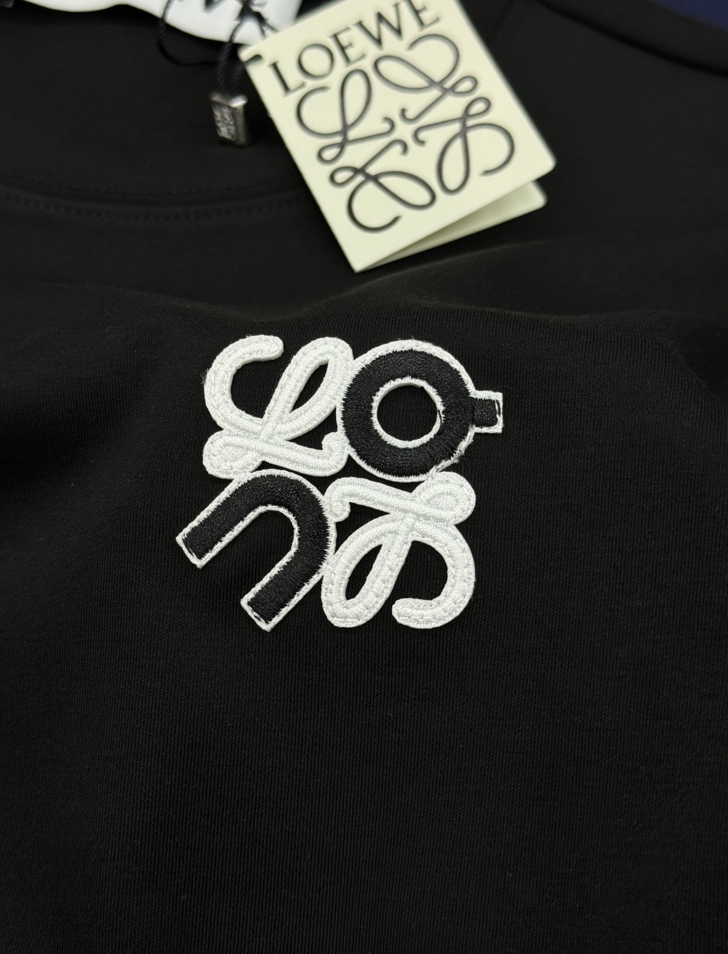 LOEW*E罗意威新品男士圆领短袖.原单推荐！基础款绣花品牌图形.简单高级.辨识度颇具鲜明.即丰富了视觉