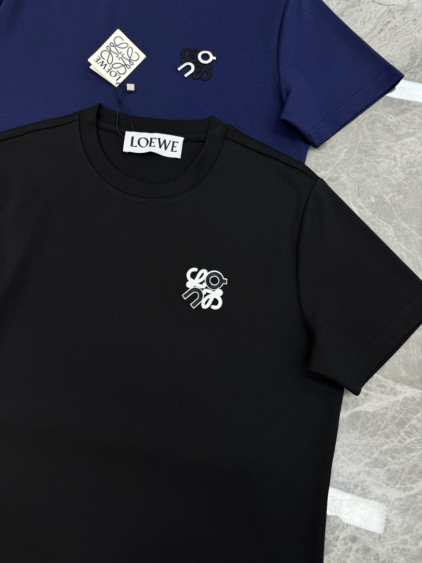 LOEW*E罗意威新品男士圆领短袖.原单推荐！基础款绣花品牌图形.简单高级.辨识度颇具鲜明.即丰富了视觉