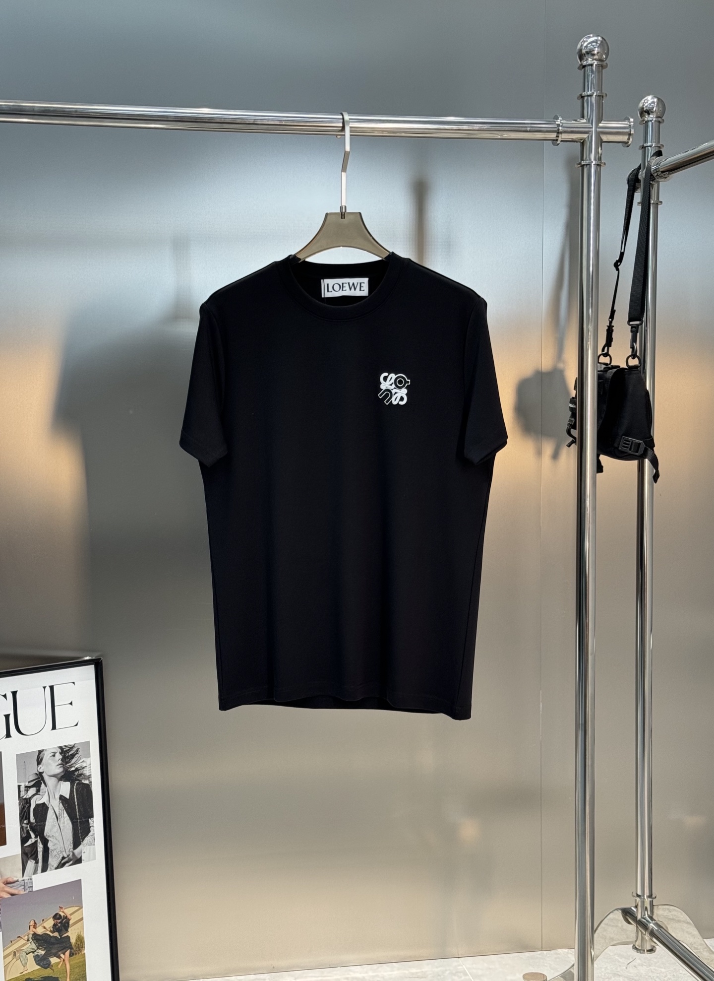 LOEW*E罗意威新品男士圆领短袖.原单推荐！基础款绣花品牌图形.简单高级.辨识度颇具鲜明.即丰富了视觉