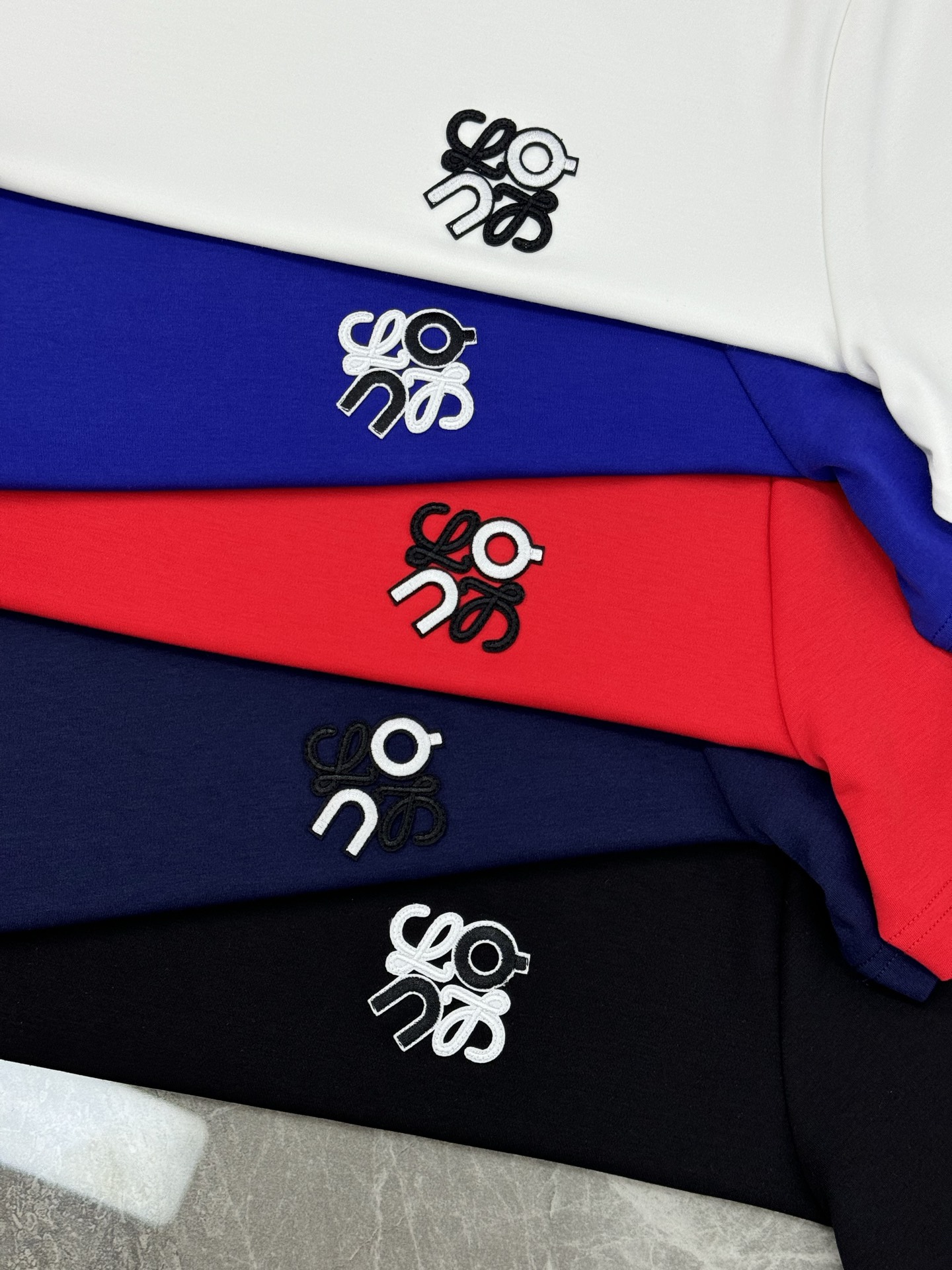 LOEW*E罗意威新品男士圆领短袖.原单推荐！基础款绣花品牌图形.简单高级.辨识度颇具鲜明.即丰富了视觉