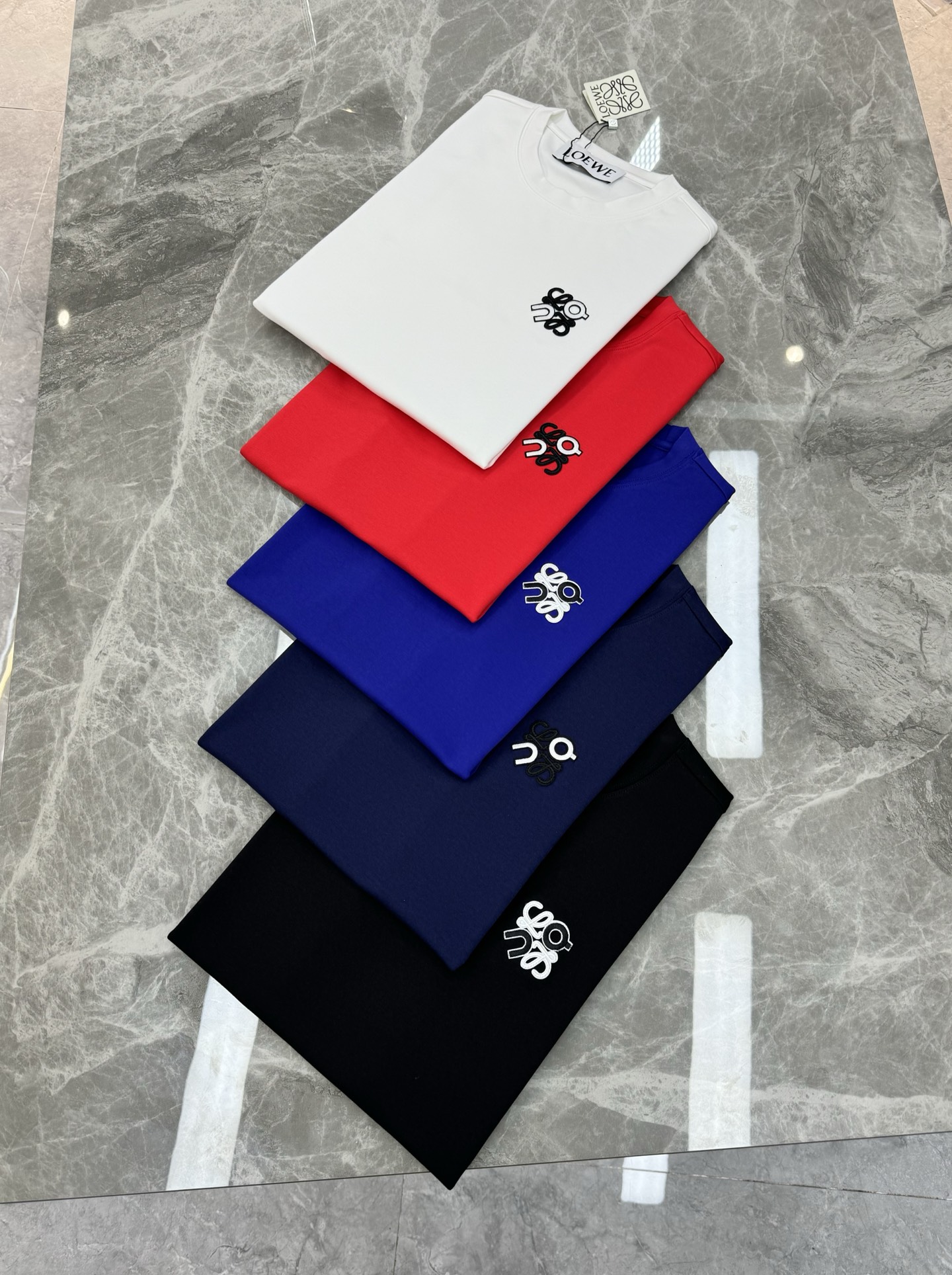 LOEW*E罗意威新品男士圆领短袖.原单推荐！基础款绣花品牌图形.简单高级.辨识度颇具鲜明.即丰富了视觉