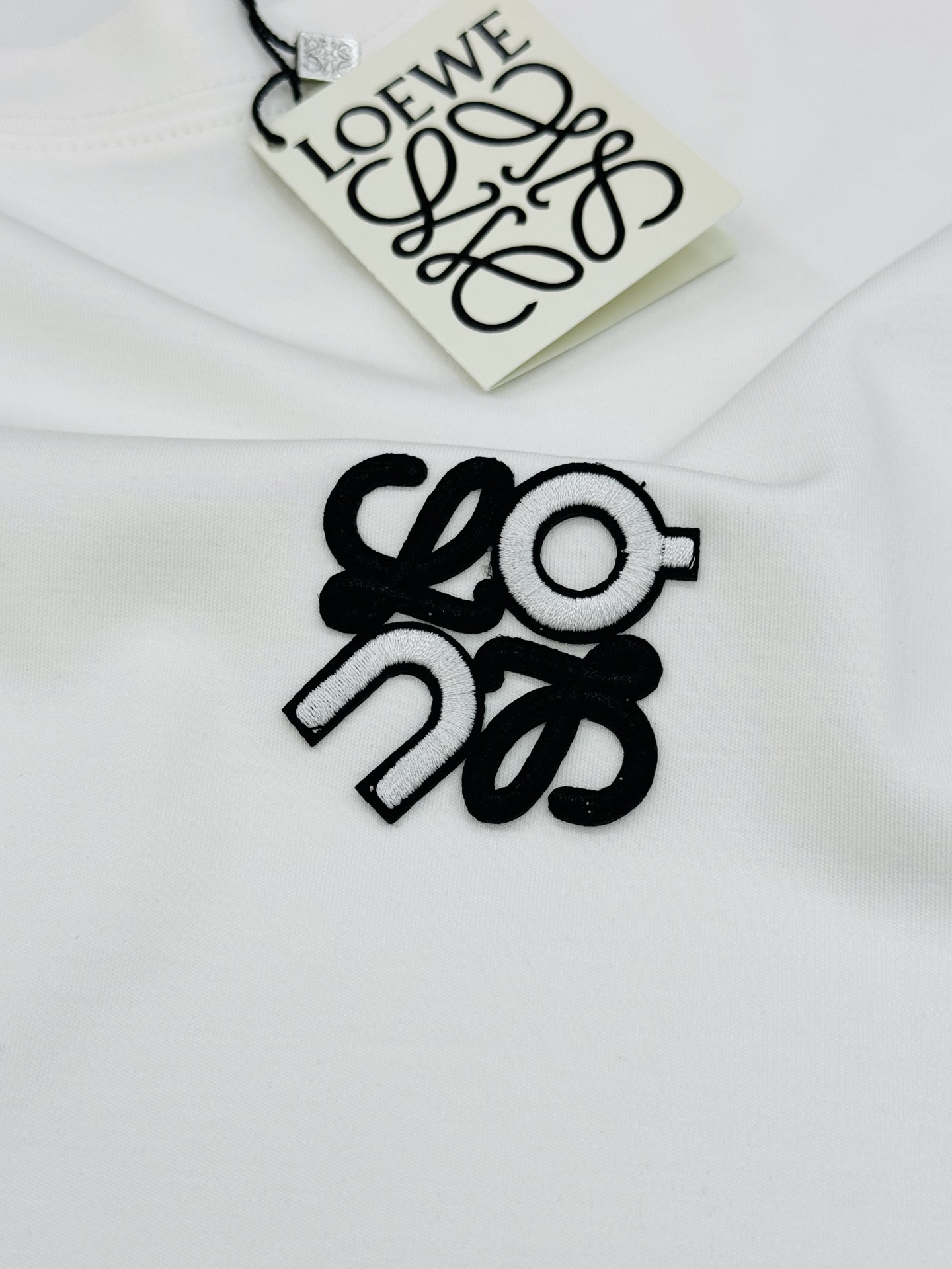 LOEW*E罗意威新品男士圆领短袖.原单推荐！基础款绣花品牌图形.简单高级.辨识度颇具鲜明.即丰富了视觉