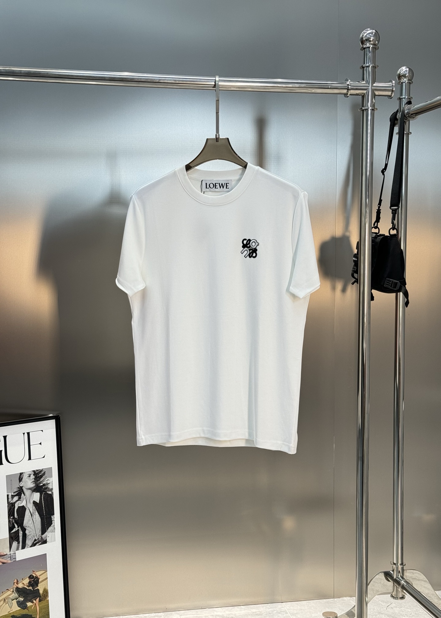 LOEW*E罗意威新品男士圆领短袖.原单推荐！基础款绣花品牌图形.简单高级.辨识度颇具鲜明.即丰富了视觉