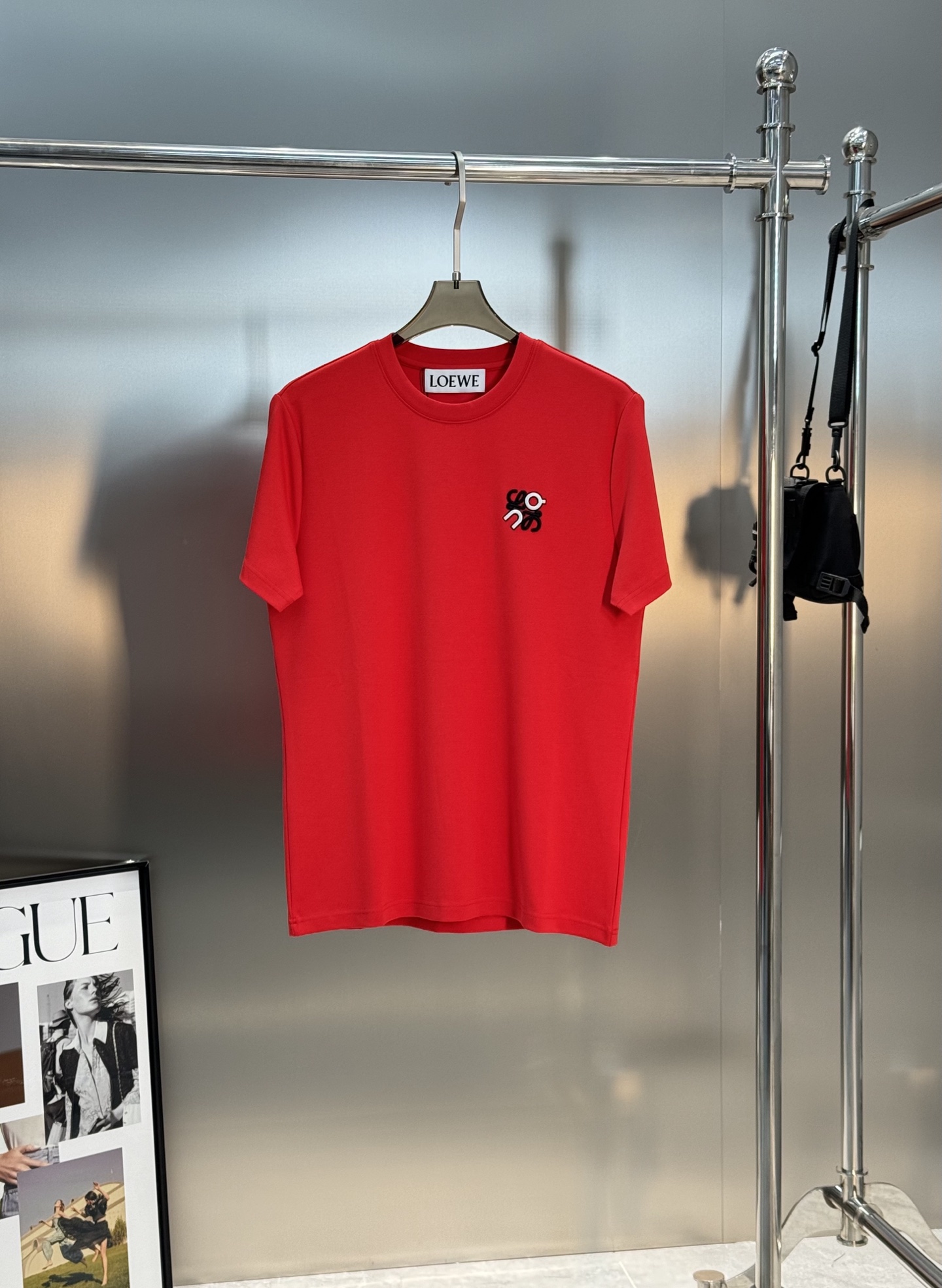 LOEW*E罗意威新品男士圆领短袖.原单推荐！基础款绣花品牌图形.简单高级.辨识度颇具鲜明.即丰富了视觉