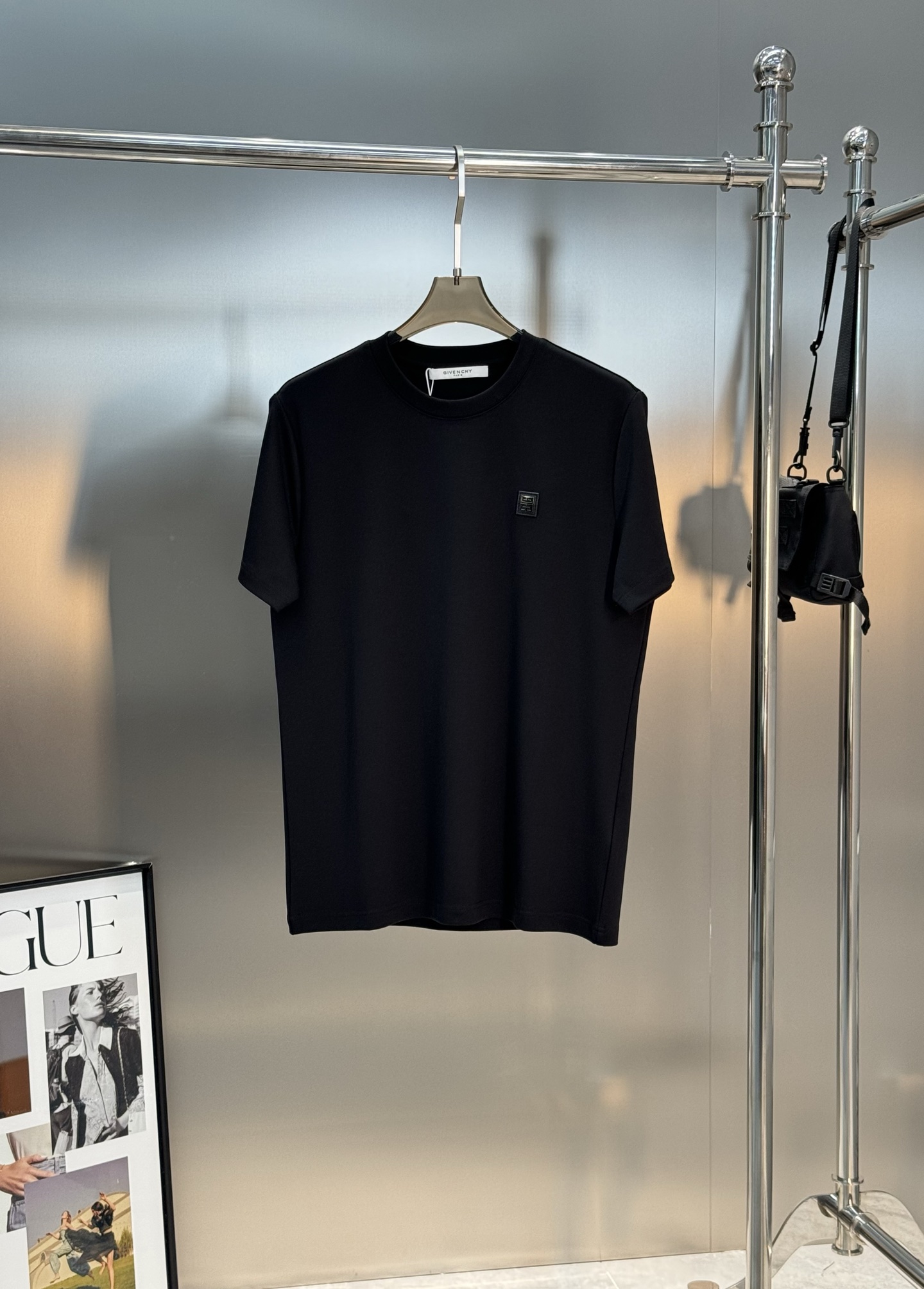 Givenchy纪梵希新品莫代尔棉短袖T恤.胸口3D立体图形皮标.层次立体感极强！视觉冲击力十足！高级好