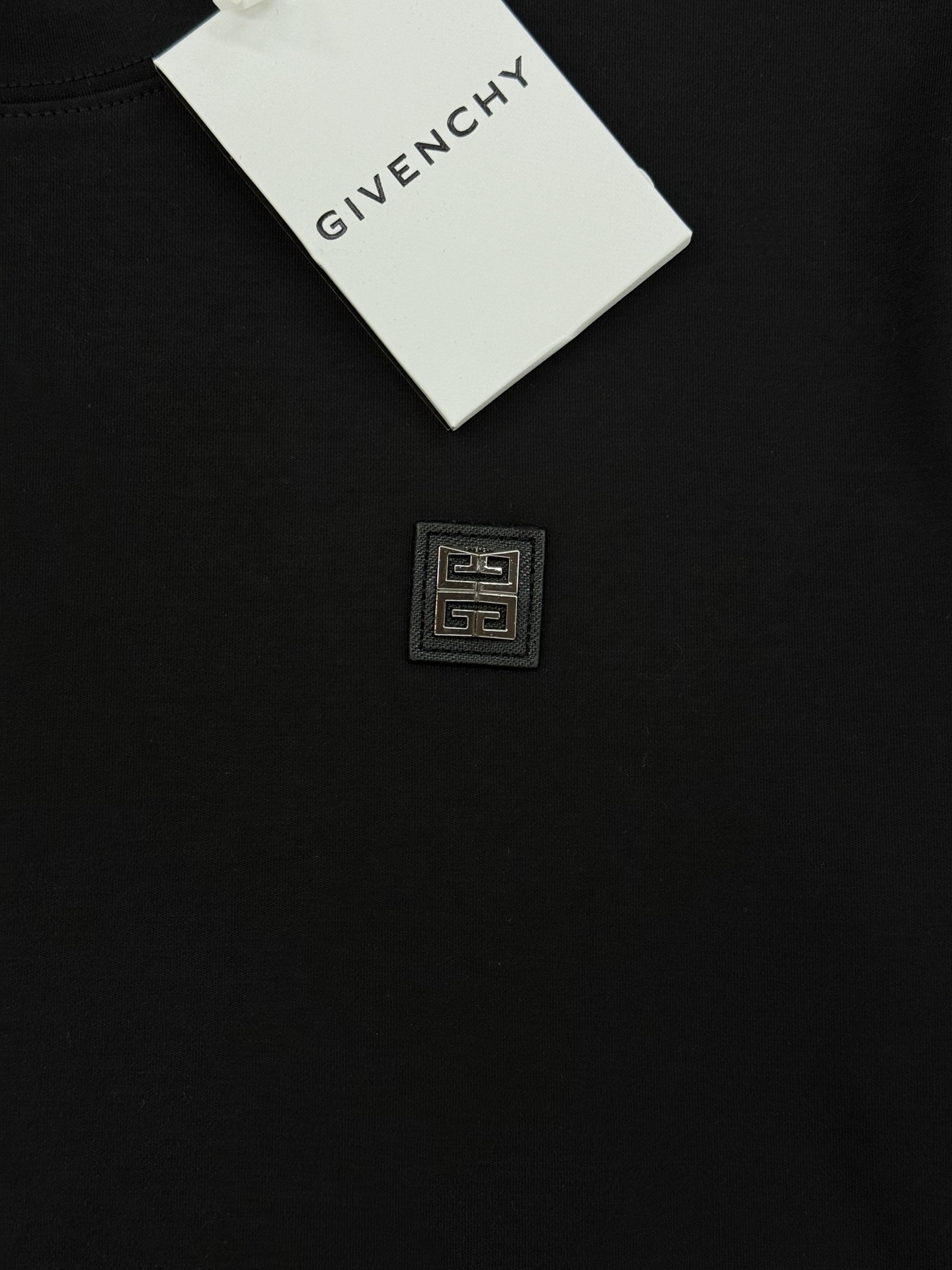 Givenchy纪梵希新品莫代尔棉短袖T恤.胸口3D立体图形皮标.层次立体感极强！视觉冲击力十足！高级好