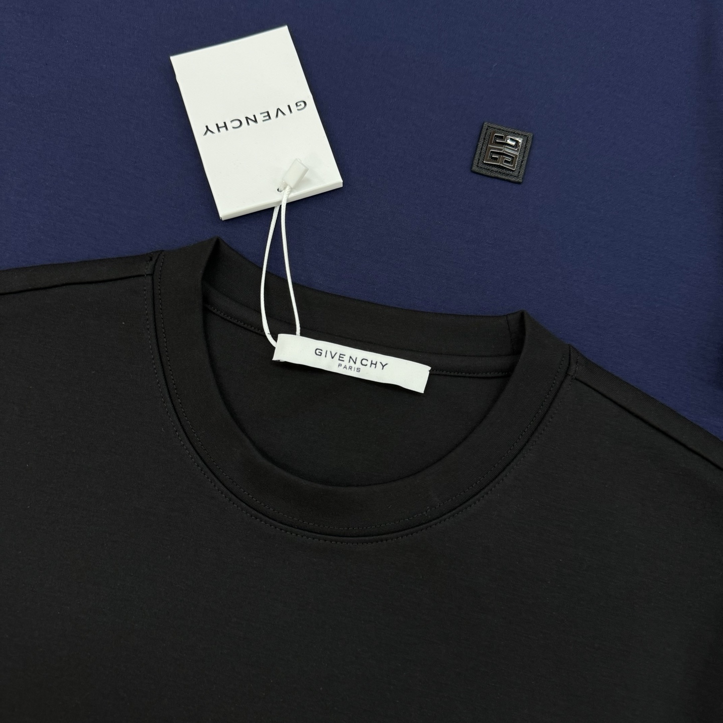 Givenchy纪梵希新品莫代尔棉短袖T恤.胸口3D立体图形皮标.层次立体感极强！视觉冲击力十足！高级好