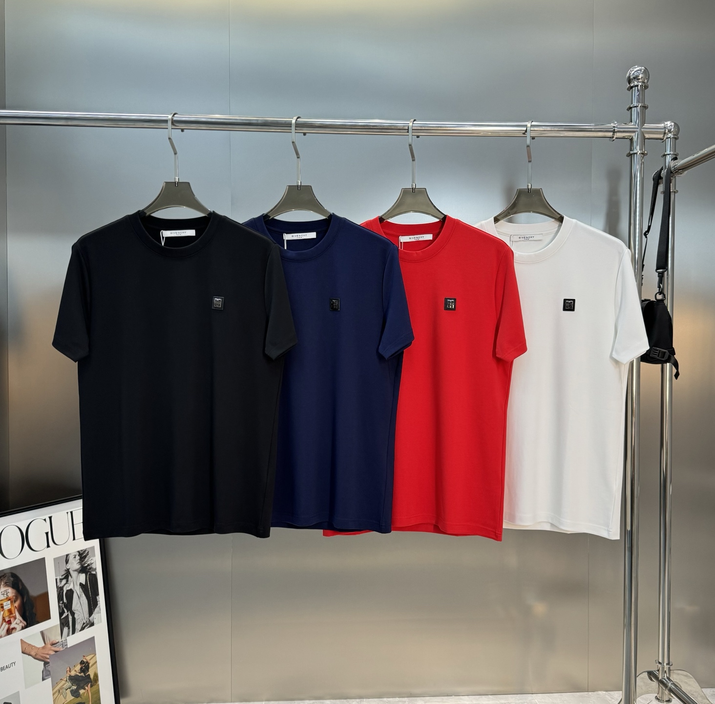 Givenchy纪梵希新品莫代尔棉短袖T恤.胸口3D立体图形皮标.层次立体感极强！视觉冲击力十足！高级好