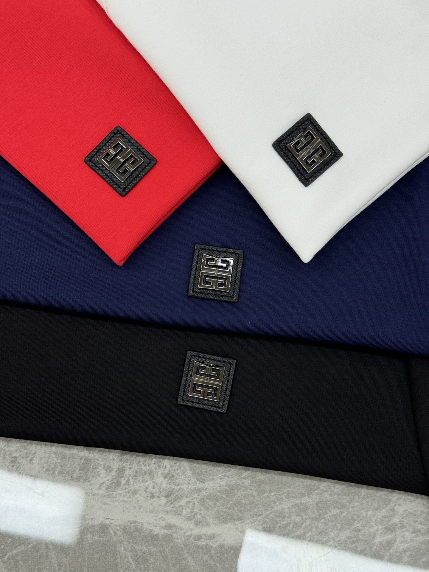 Givenchy纪梵希新品莫代尔棉短袖T恤.胸口3D立体图形皮标.层次立体感极强！视觉冲击力十足！高级好