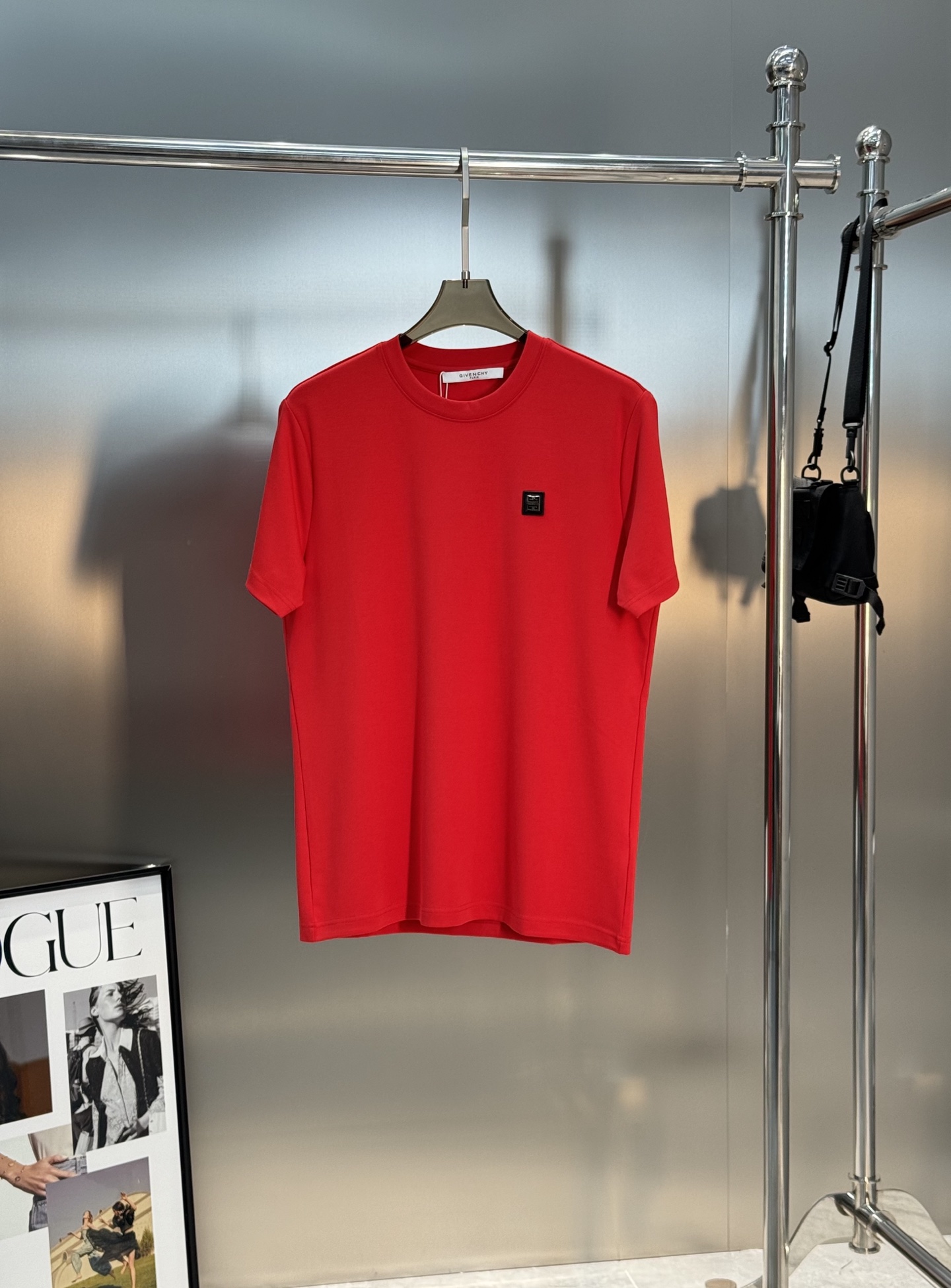 Givenchy纪梵希新品莫代尔棉短袖T恤.胸口3D立体图形皮标.层次立体感极强！视觉冲击力十足！高级好