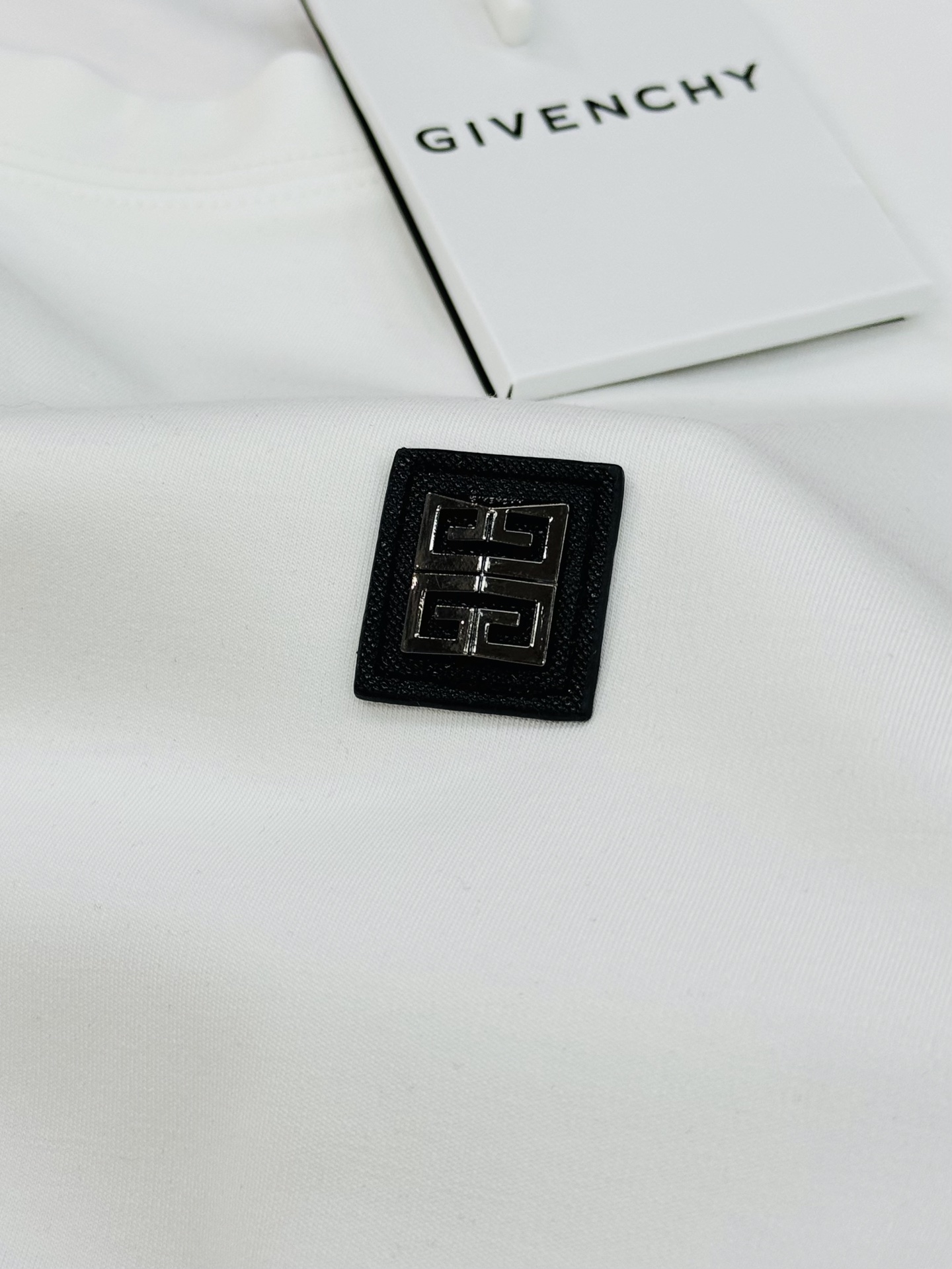 Givenchy纪梵希新品莫代尔棉短袖T恤.胸口3D立体图形皮标.层次立体感极强！视觉冲击力十足！高级好