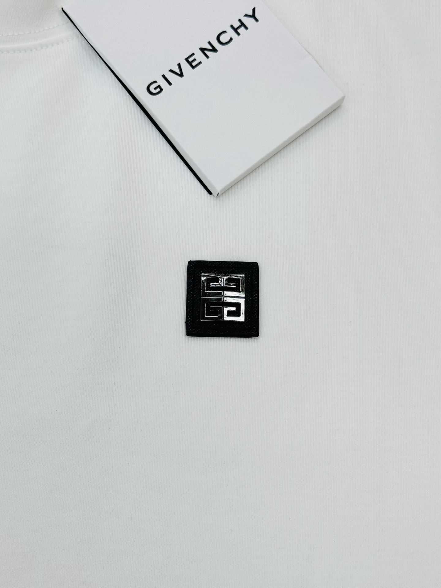 Givenchy纪梵希新品莫代尔棉短袖T恤.胸口3D立体图形皮标.层次立体感极强！视觉冲击力十足！高级好