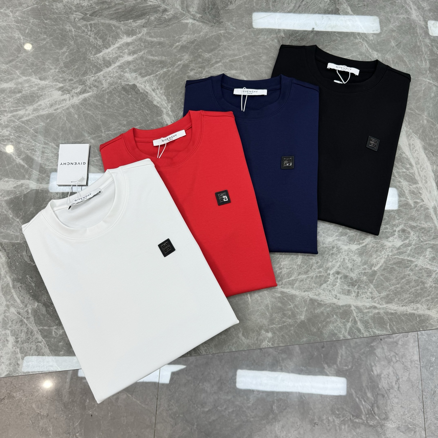 Givenchy纪梵希新品莫代尔棉短袖T恤.胸口3D立体图形皮标.层次立体感极强！视觉冲击力十足！高级好
