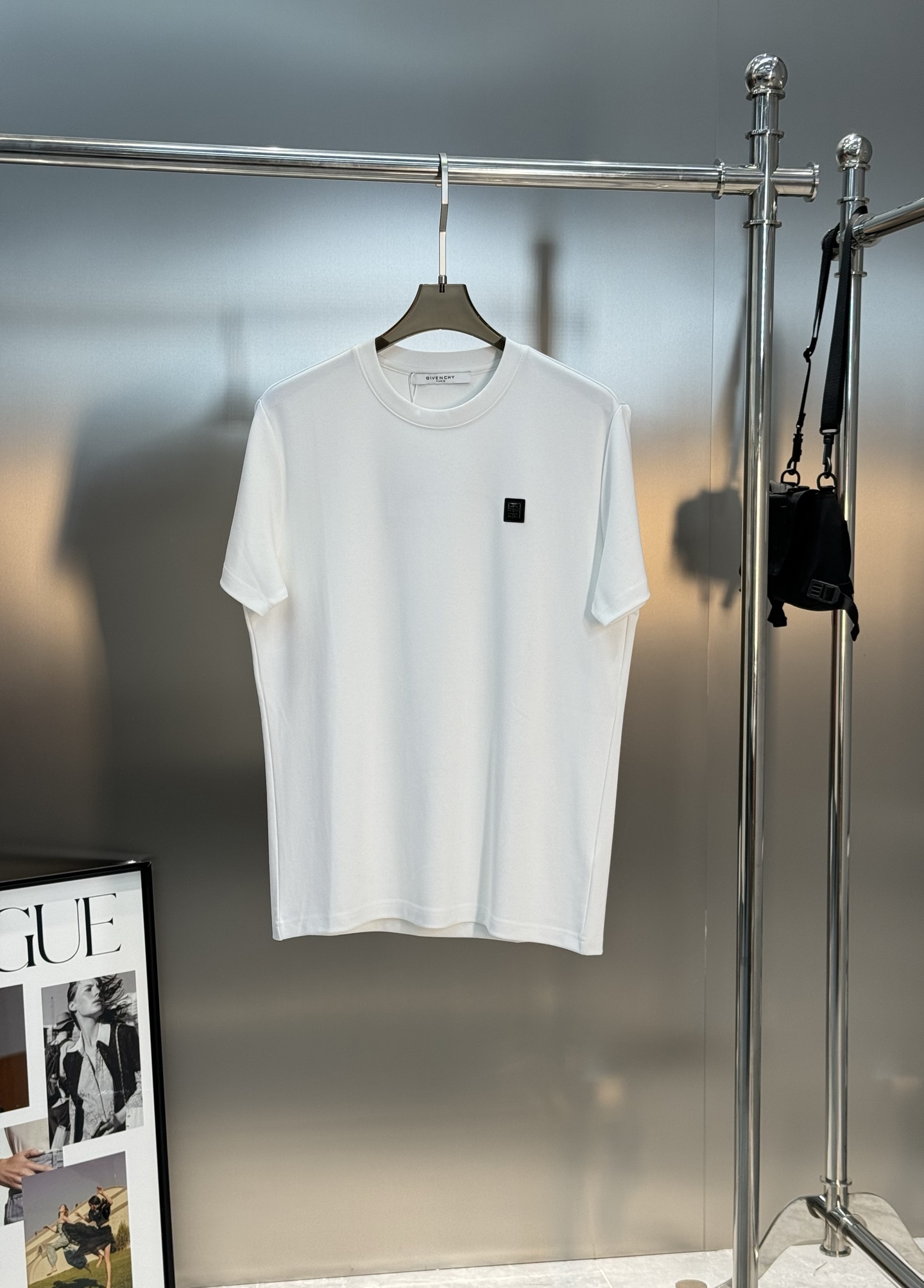 Givenchy纪梵希新品莫代尔棉短袖T恤.胸口3D立体图形皮标.层次立体感极强！视觉冲击力十足！高级好