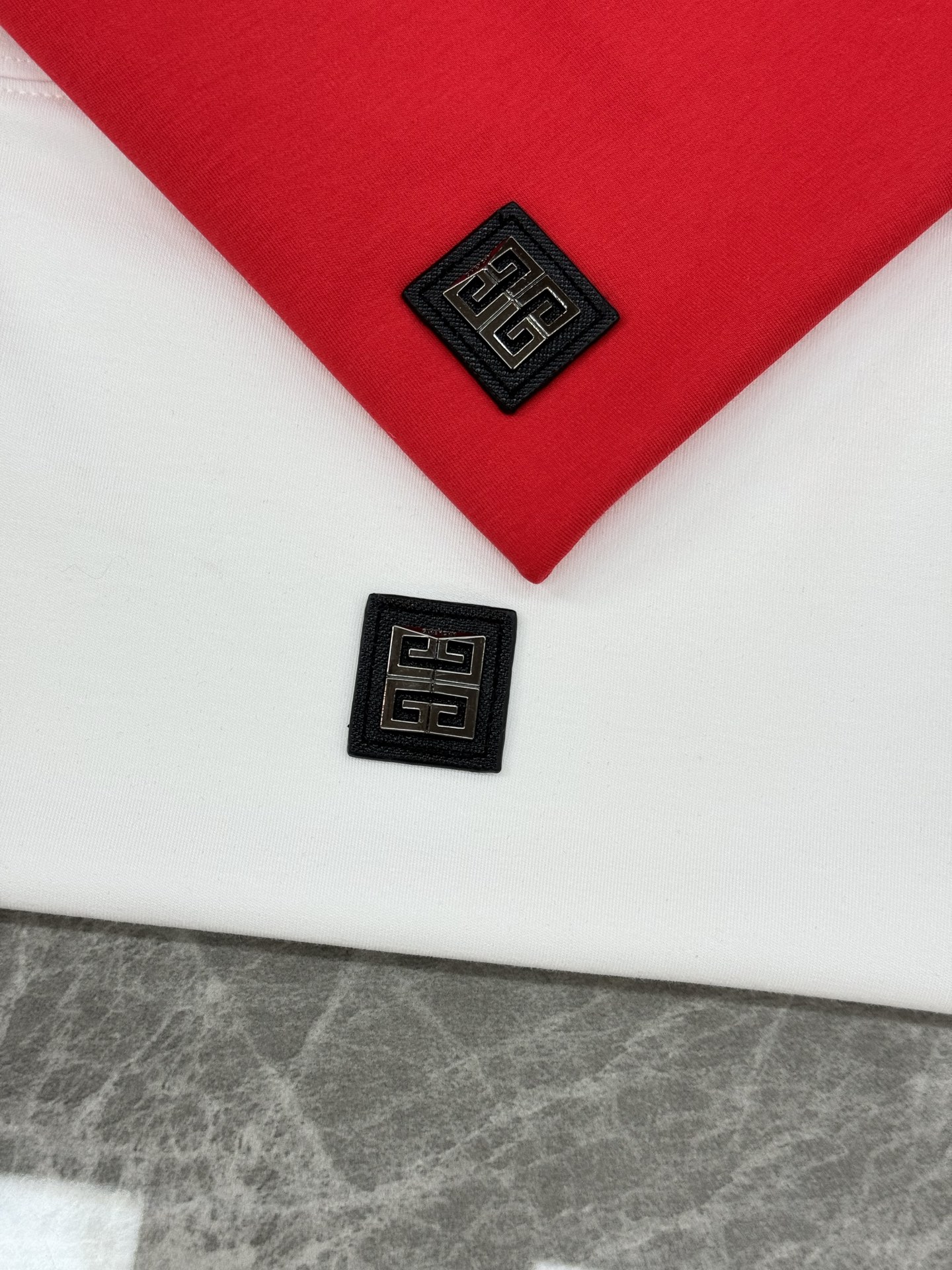 Givenchy纪梵希新品莫代尔棉短袖T恤.胸口3D立体图形皮标.层次立体感极强！视觉冲击力十足！高级好