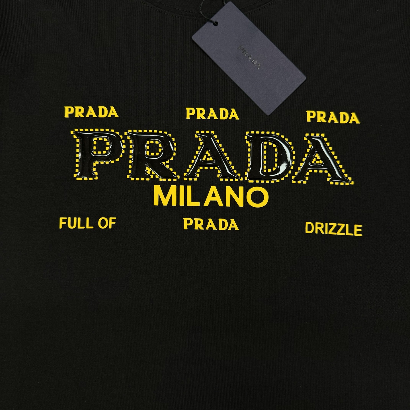 PRADA普拉达新款莫代尔T恤.基础款的领军人物.经典品牌字母图形立体叠加烫画工艺.干净清爽简单大方.不