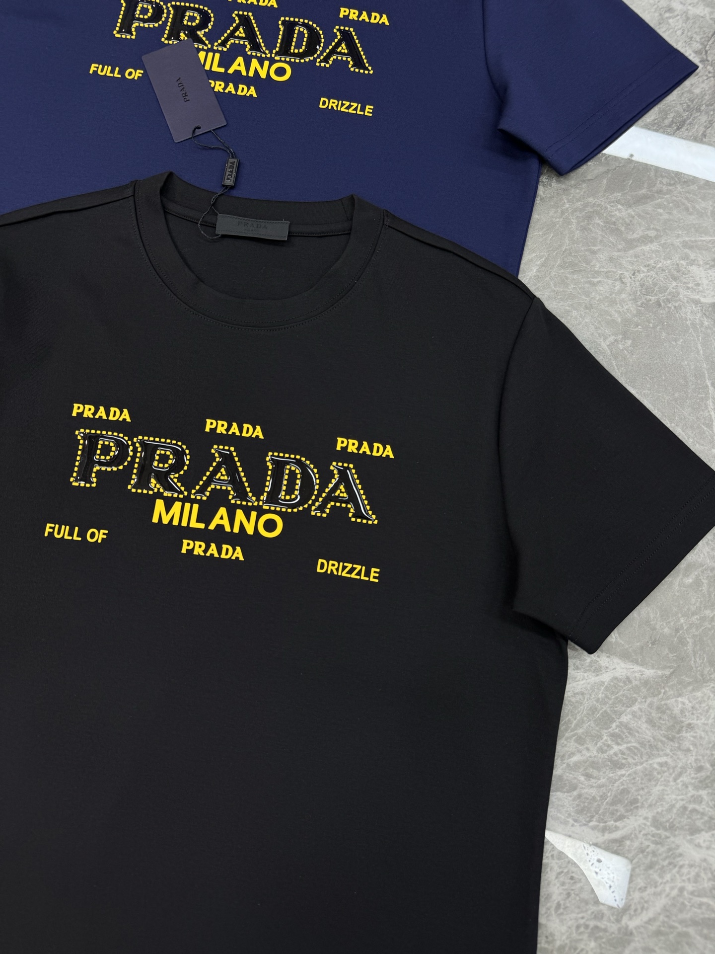 PRADA普拉达新款莫代尔T恤.基础款的领军人物.经典品牌字母图形立体叠加烫画工艺.干净清爽简单大方.不