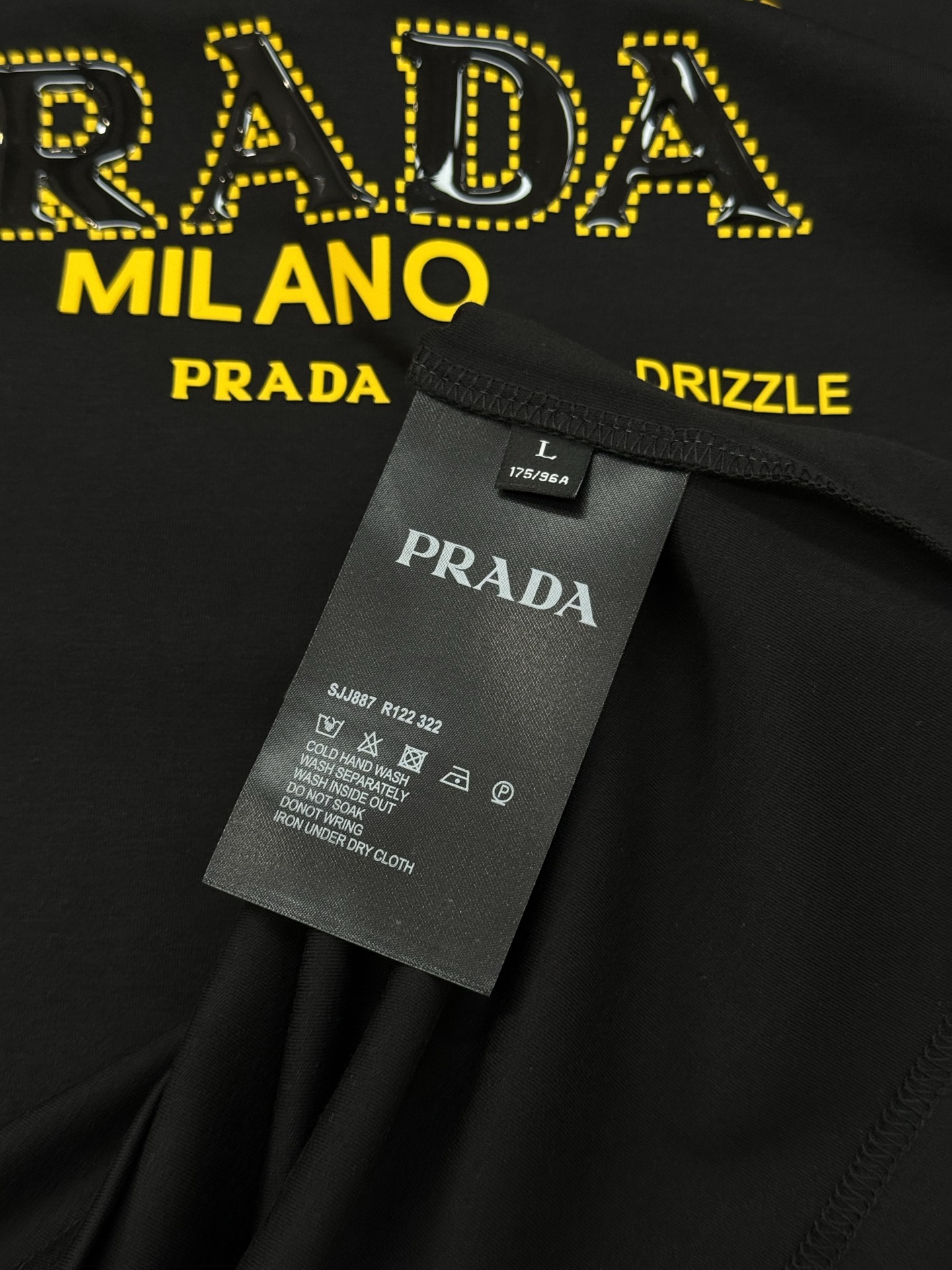 PRADA普拉达新款莫代尔T恤.基础款的领军人物.经典品牌字母图形立体叠加烫画工艺.干净清爽简单大方.不