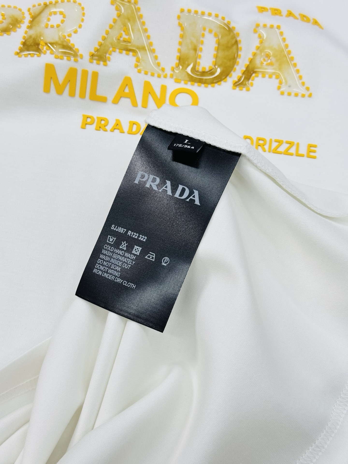 PRADA普拉达新款莫代尔T恤.基础款的领军人物.经典品牌字母图形立体叠加烫画工艺.干净清爽简单大方.不