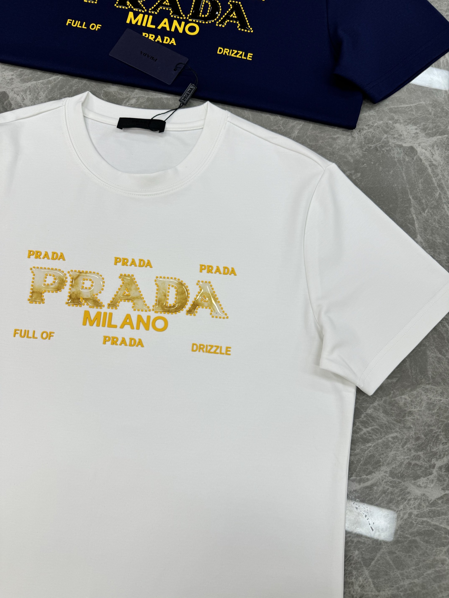 PRADA普拉达新款莫代尔T恤.基础款的领军人物.经典品牌字母图形立体叠加烫画工艺.干净清爽简单大方.不