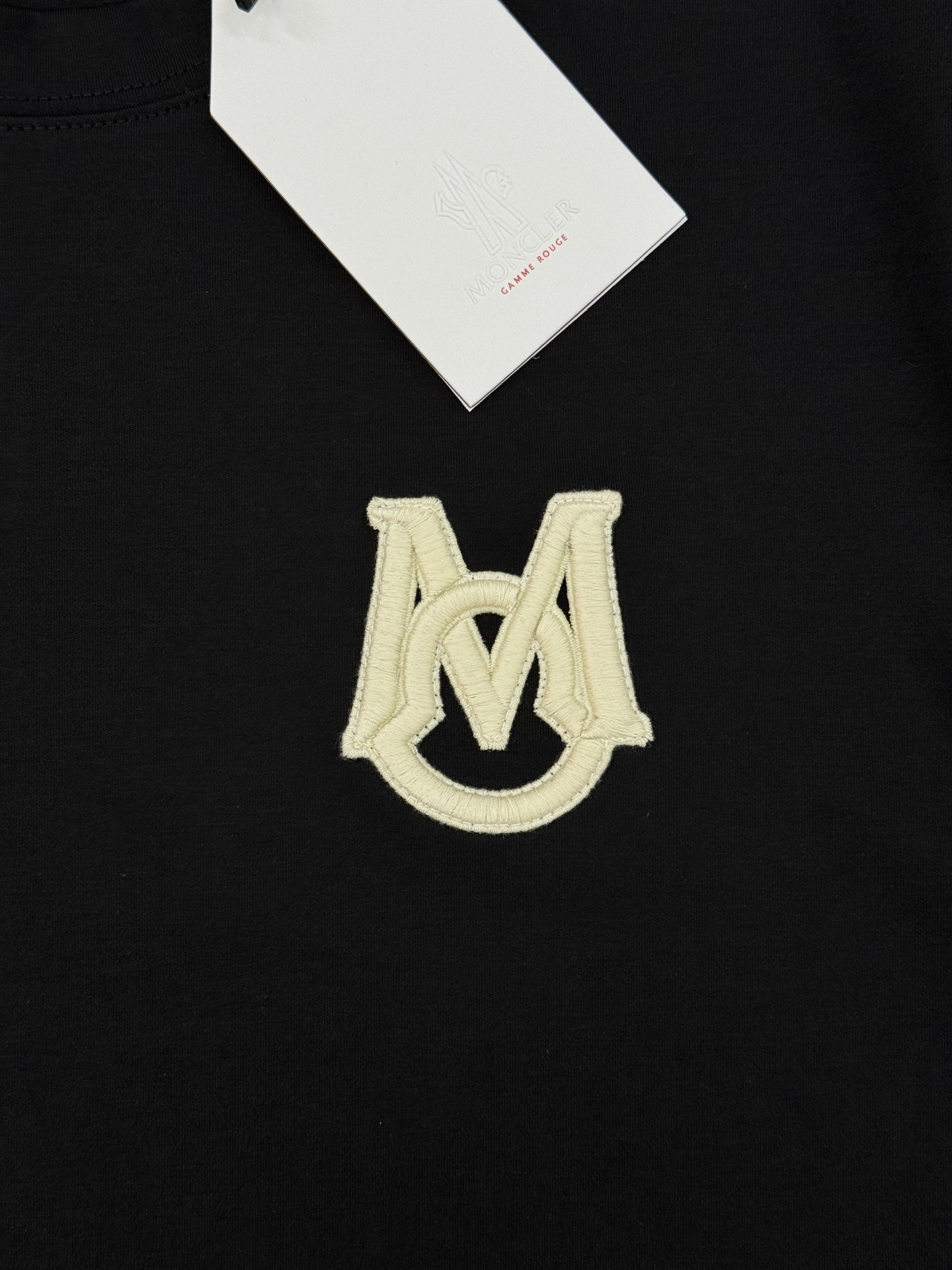 Moncle*蒙口新款莫代尔T恤.基础款推荐！胸口定制品牌图形logo绣花.立体有型.干净清爽简单大方.