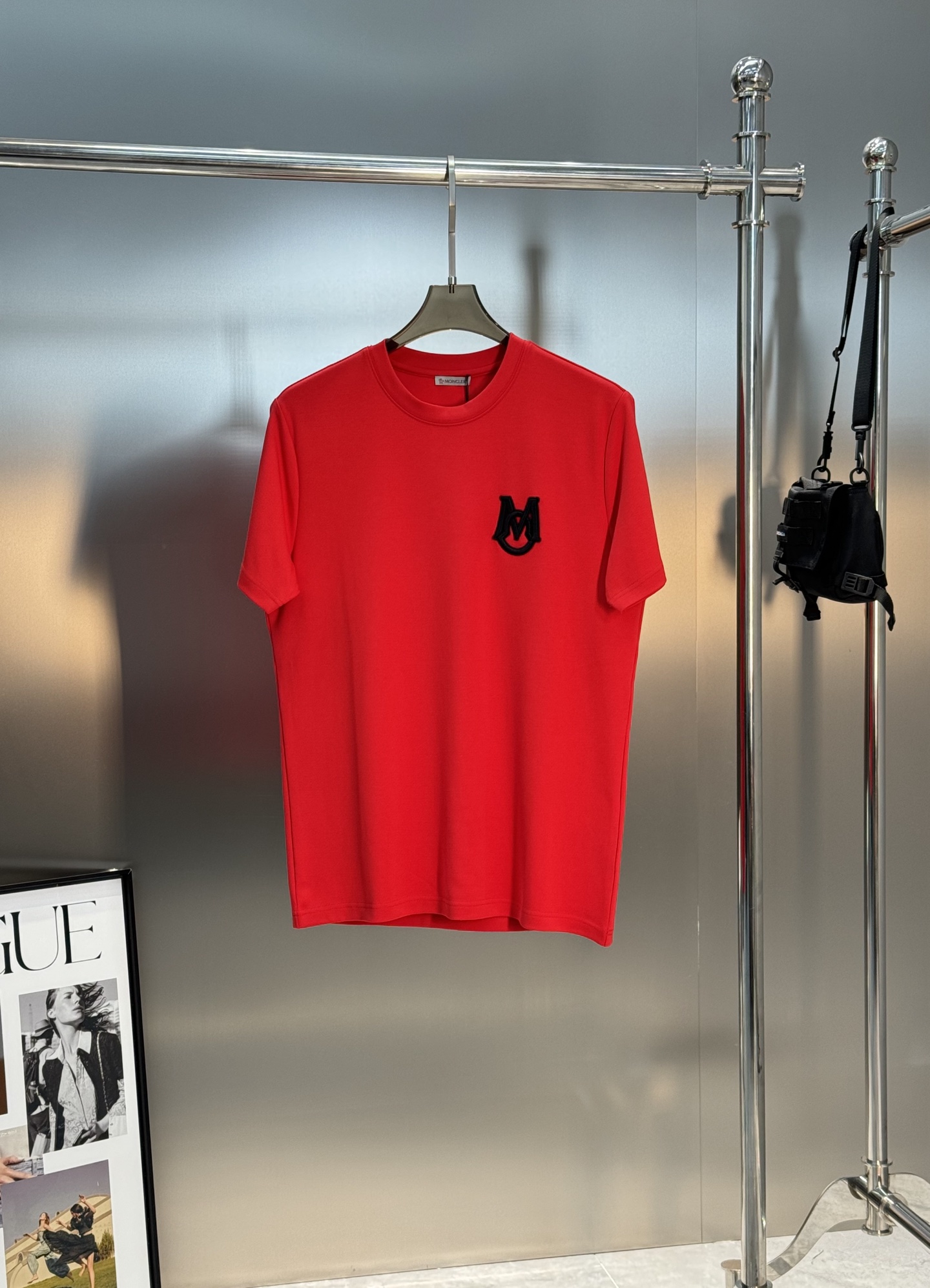 Moncle*蒙口新款莫代尔T恤.基础款推荐！胸口定制品牌图形logo绣花.立体有型.干净清爽简单大方.