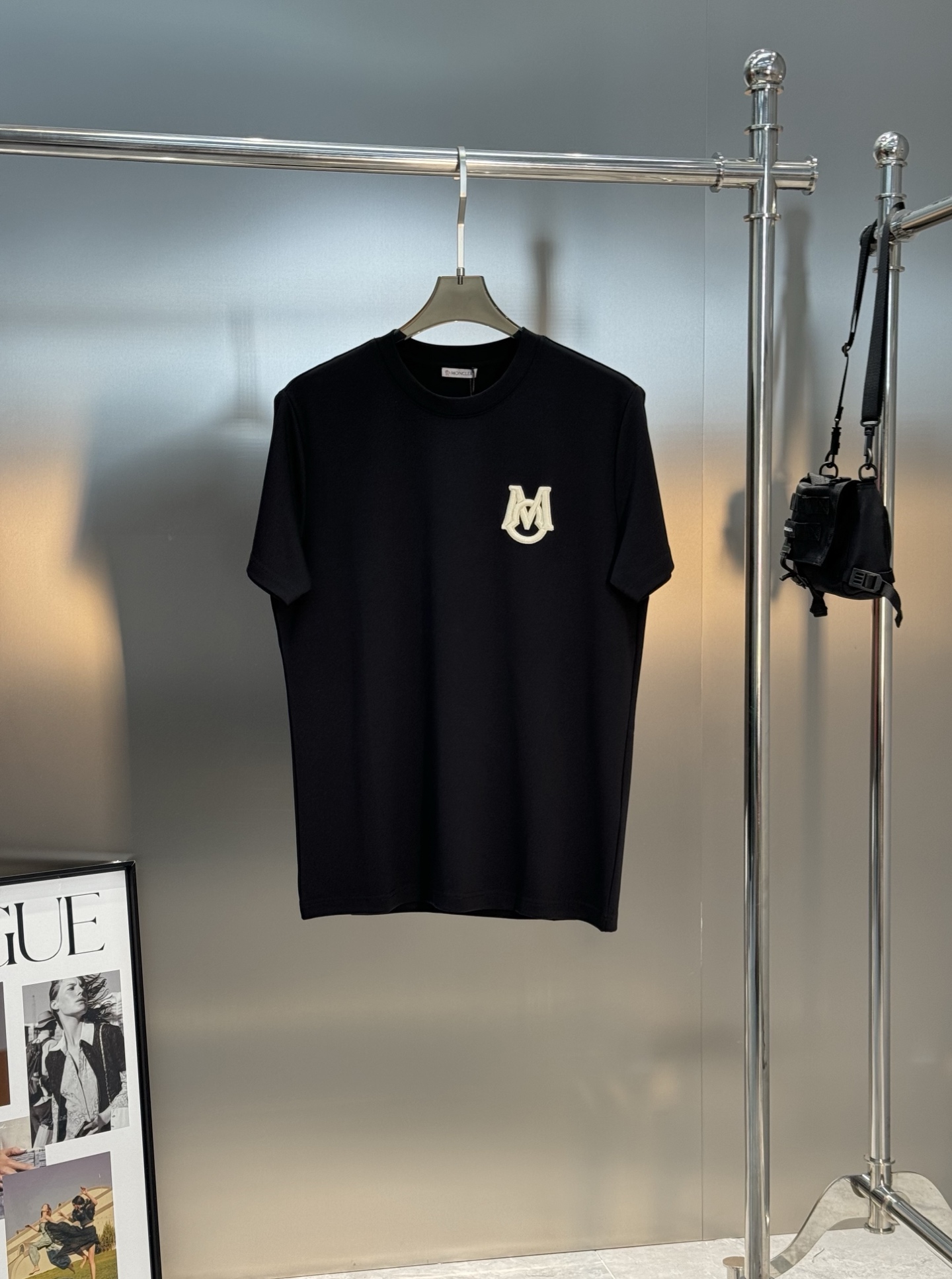 Moncle*蒙口新款莫代尔T恤.基础款推荐！胸口定制品牌图形logo绣花.立体有型.干净清爽简单大方.