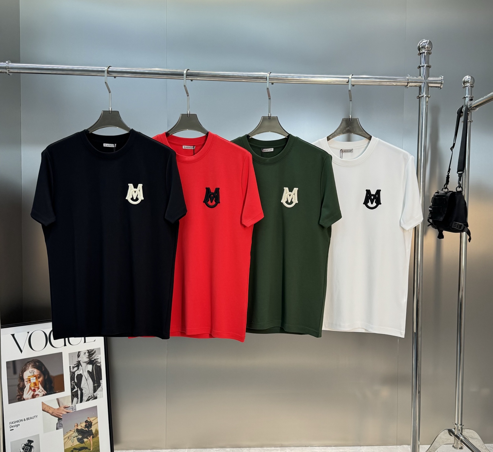 Moncle*蒙口新款莫代尔T恤.基础款推荐！胸口定制品牌图形logo绣花.立体有型.干净清爽简单大方.