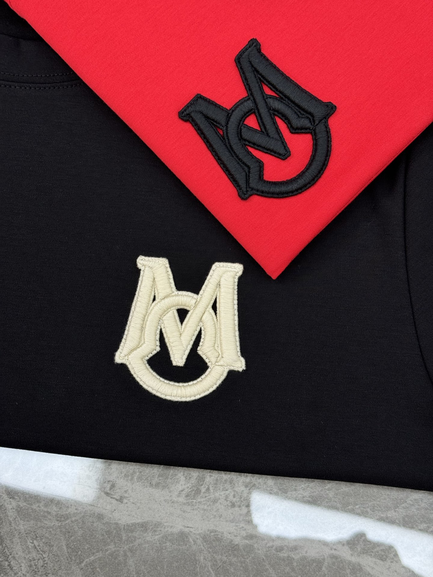 Moncle*蒙口新款莫代尔T恤.基础款推荐！胸口定制品牌图形logo绣花.立体有型.干净清爽简单大方.