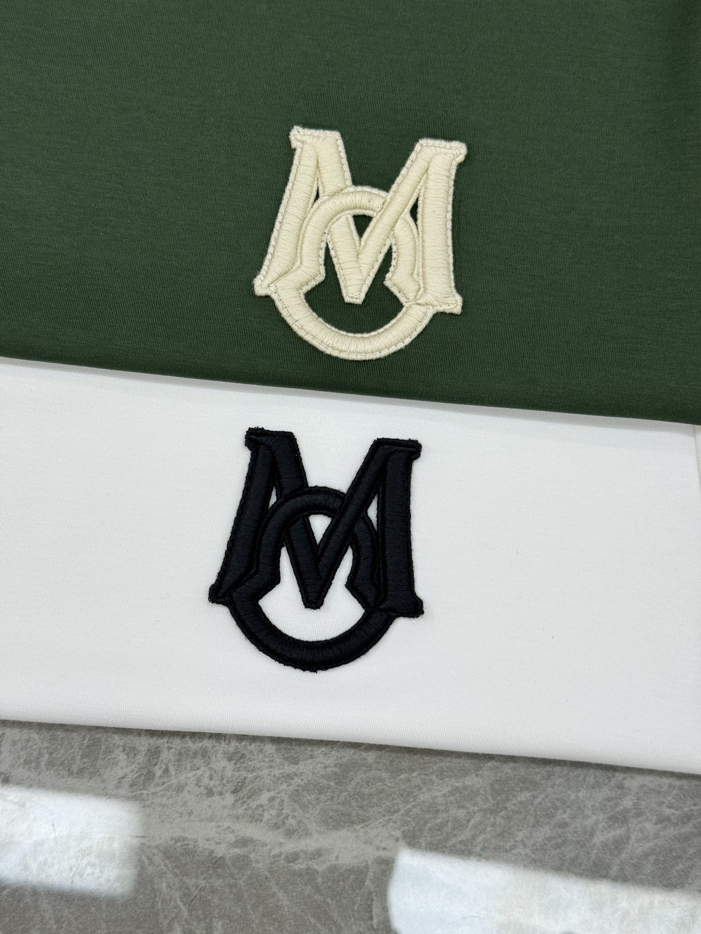 Moncle*蒙口新款莫代尔T恤.基础款推荐！胸口定制品牌图形logo绣花.立体有型.干净清爽简单大方.