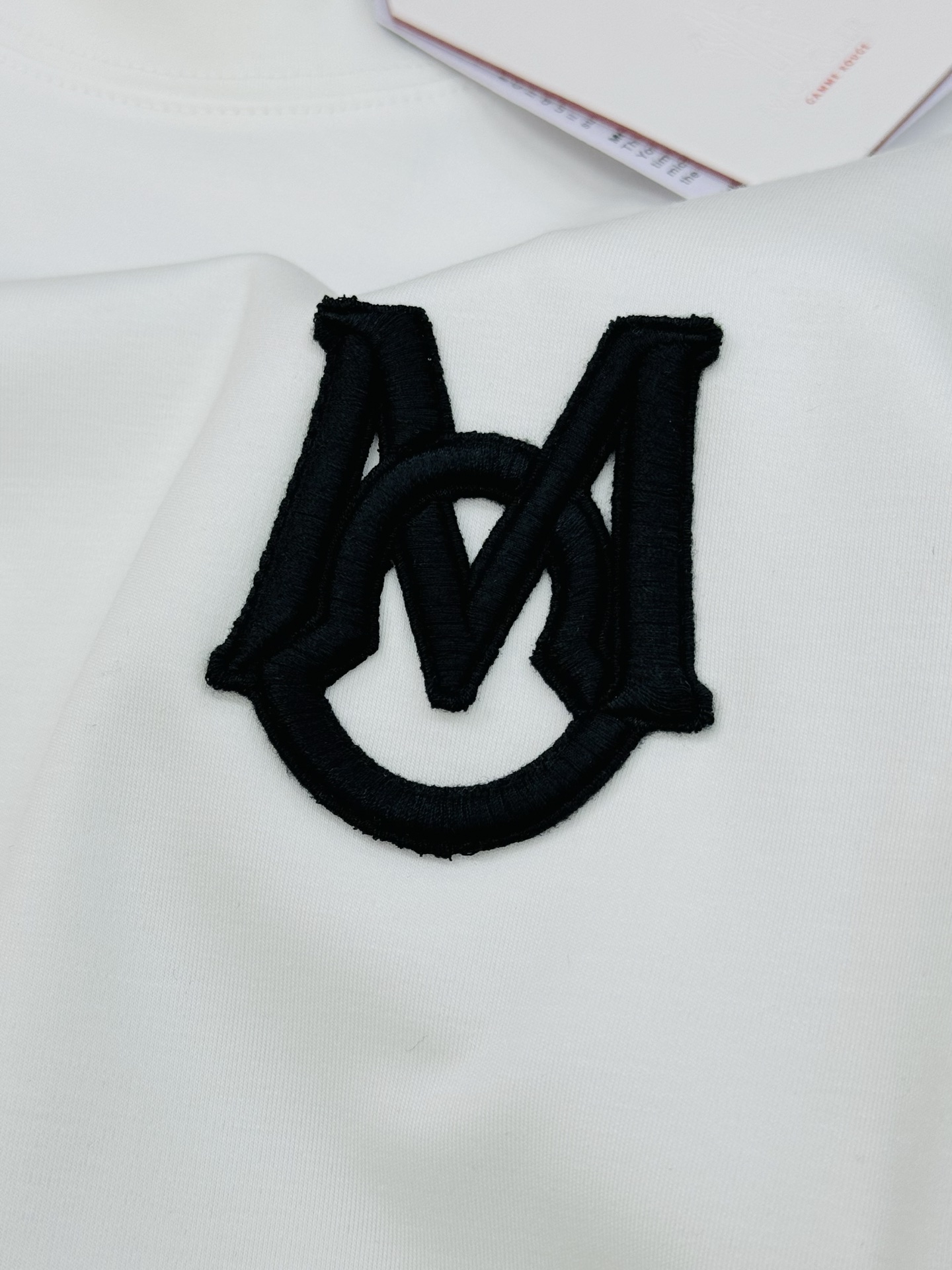 Moncle*蒙口新款莫代尔T恤.基础款推荐！胸口定制品牌图形logo绣花.立体有型.干净清爽简单大方.