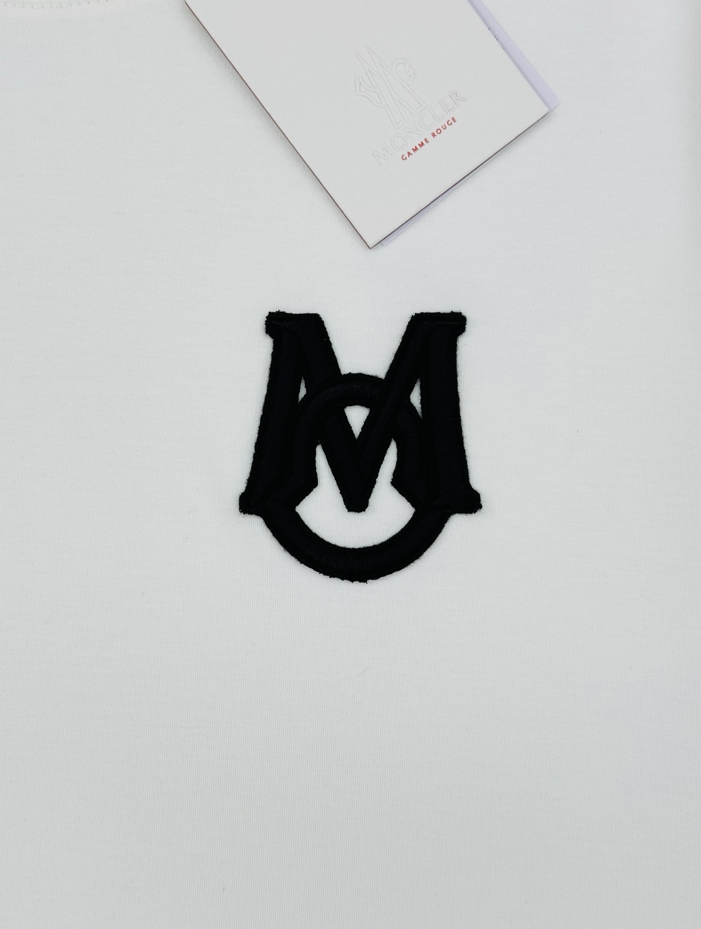 Moncle*蒙口新款莫代尔T恤.基础款推荐！胸口定制品牌图形logo绣花.立体有型.干净清爽简单大方.