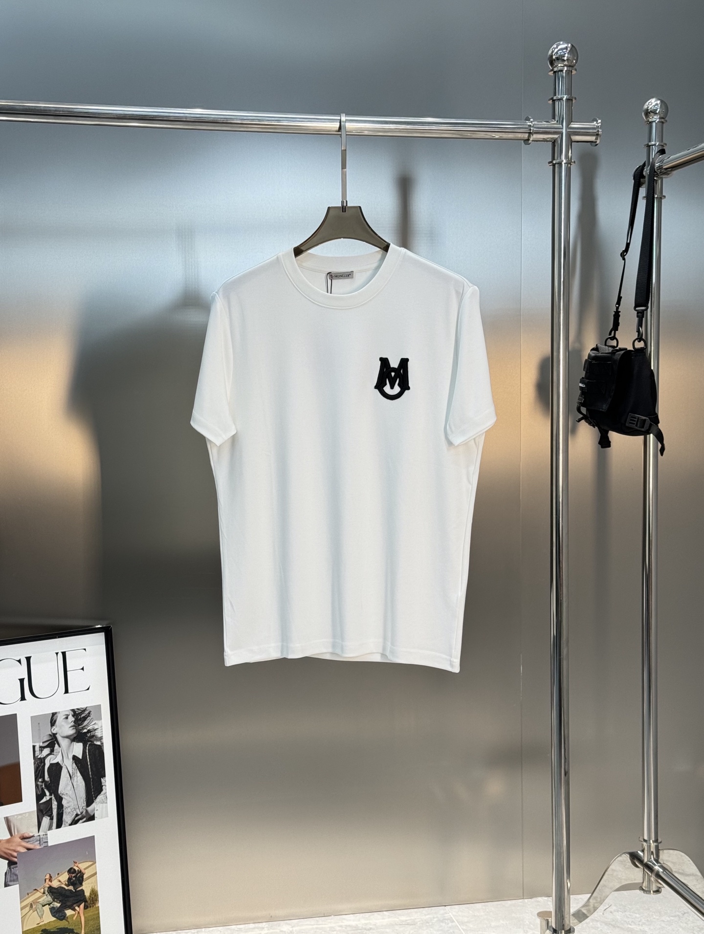 Moncle*蒙口新款莫代尔T恤.基础款推荐！胸口定制品牌图形logo绣花.立体有型.干净清爽简单大方.