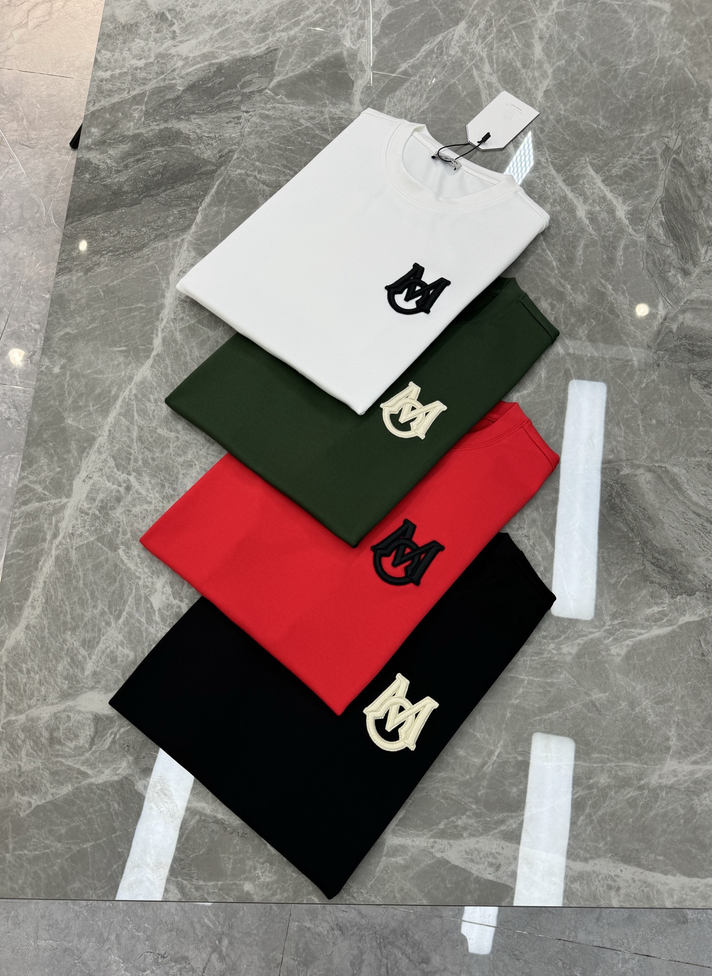 Moncle*蒙口新款莫代尔T恤.基础款推荐！胸口定制品牌图形logo绣花.立体有型.干净清爽简单大方.