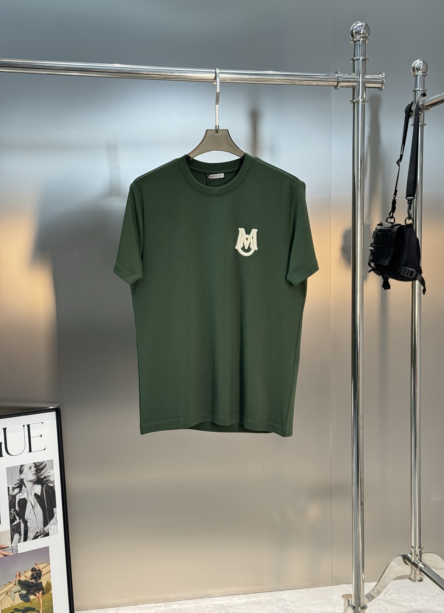 Moncle*蒙口新款莫代尔T恤.基础款推荐！胸口定制品牌图形logo绣花.立体有型.干净清爽简单大方.