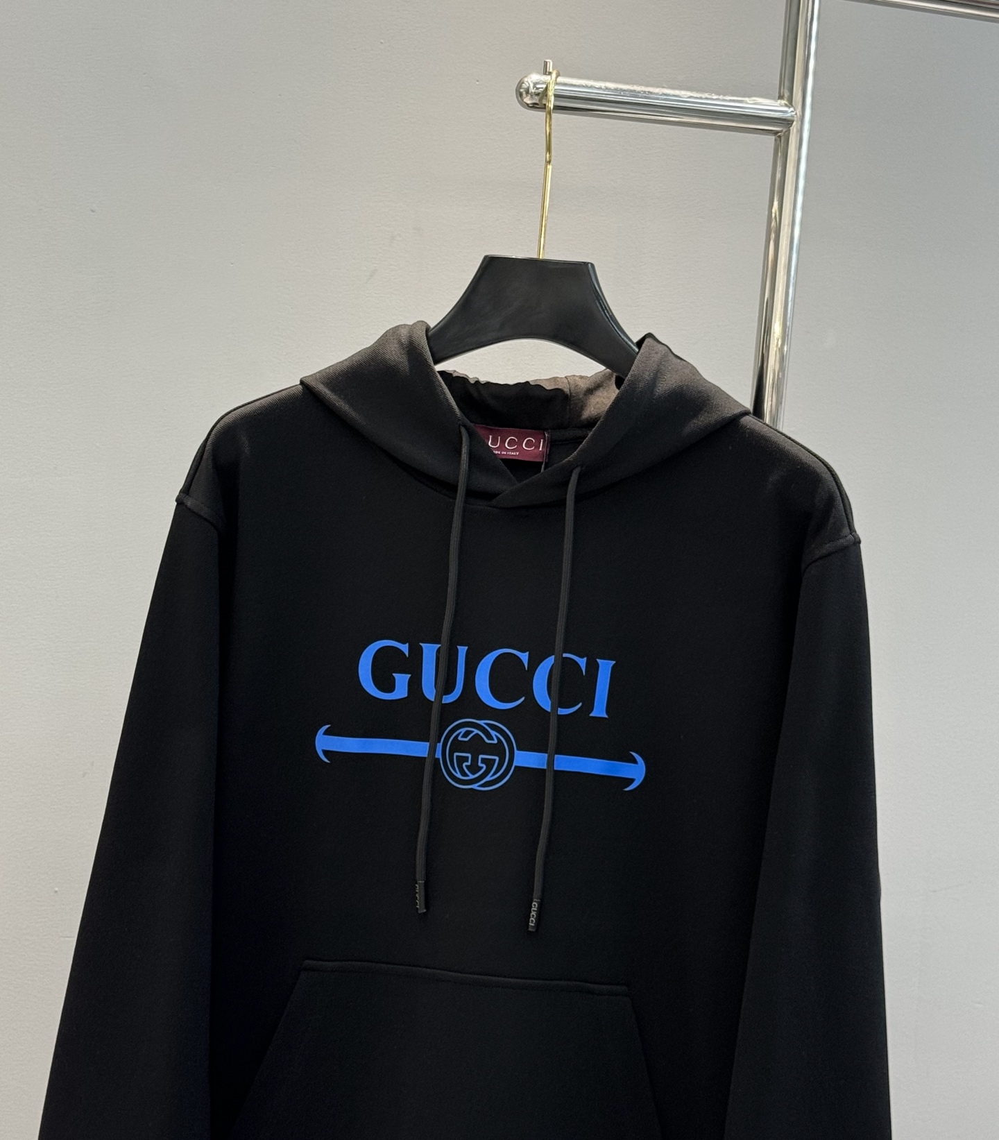 GUCCI古奇新款胸口蓝色徽标logo装饰连帽卫衣，简约时尚的设计，宽松休闲的版型，甄选天丝面料让潮流男