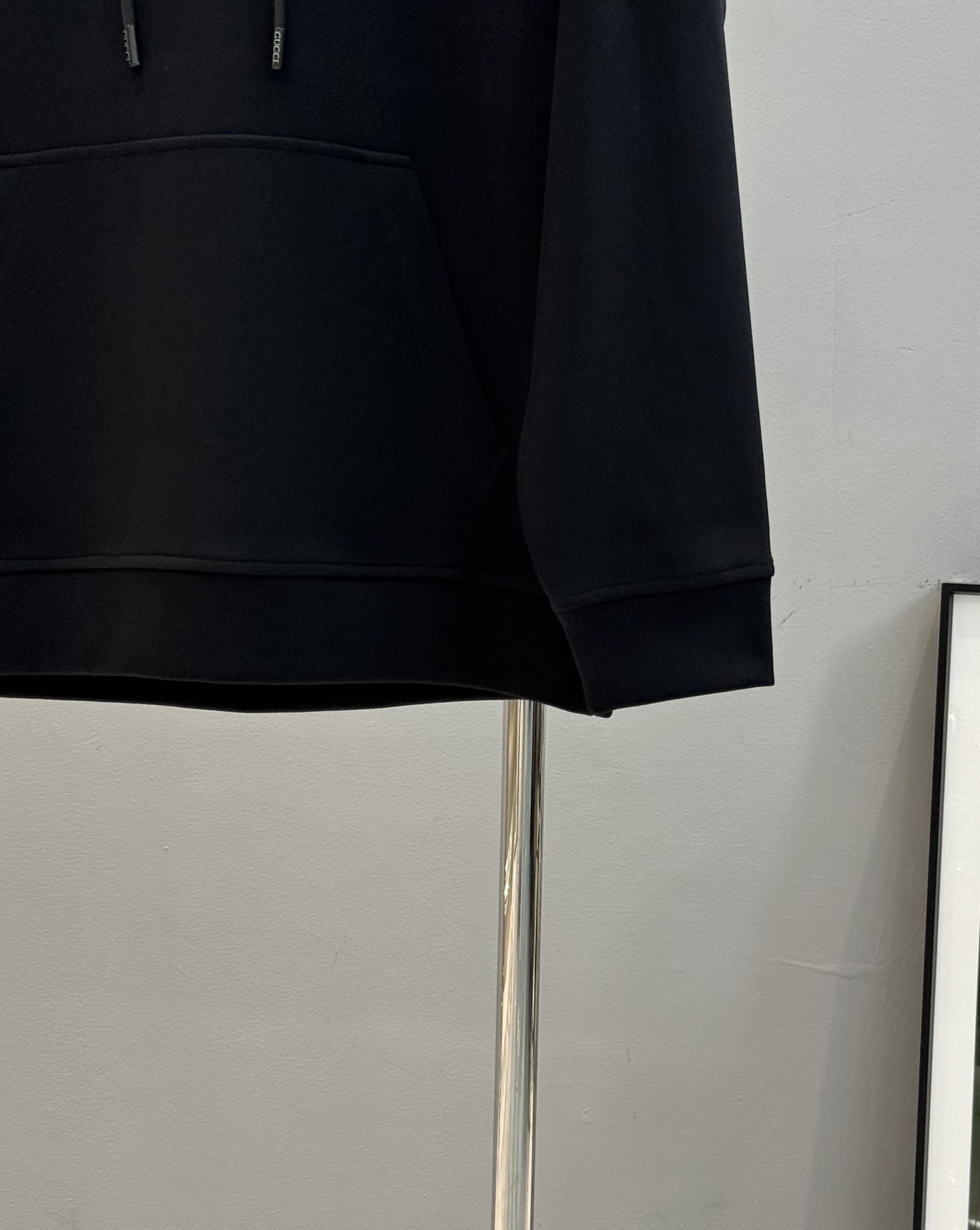 GUCCI古奇新款胸口蓝色徽标logo装饰连帽卫衣，简约时尚的设计，宽松休闲的版型，甄选天丝面料让潮流男