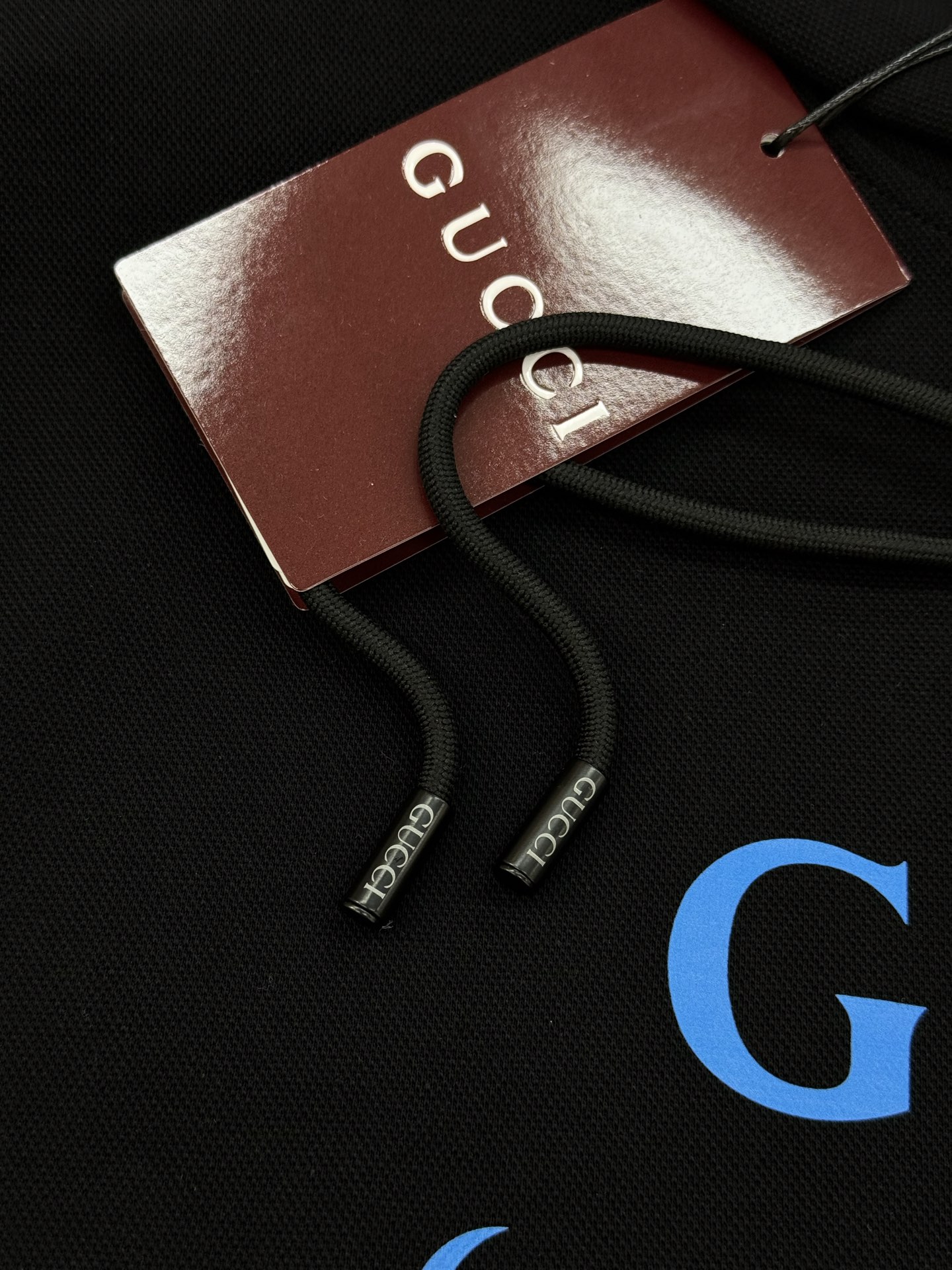 GUCCI古奇新款胸口蓝色徽标logo装饰连帽卫衣，简约时尚的设计，宽松休闲的版型，甄选天丝面料让潮流男