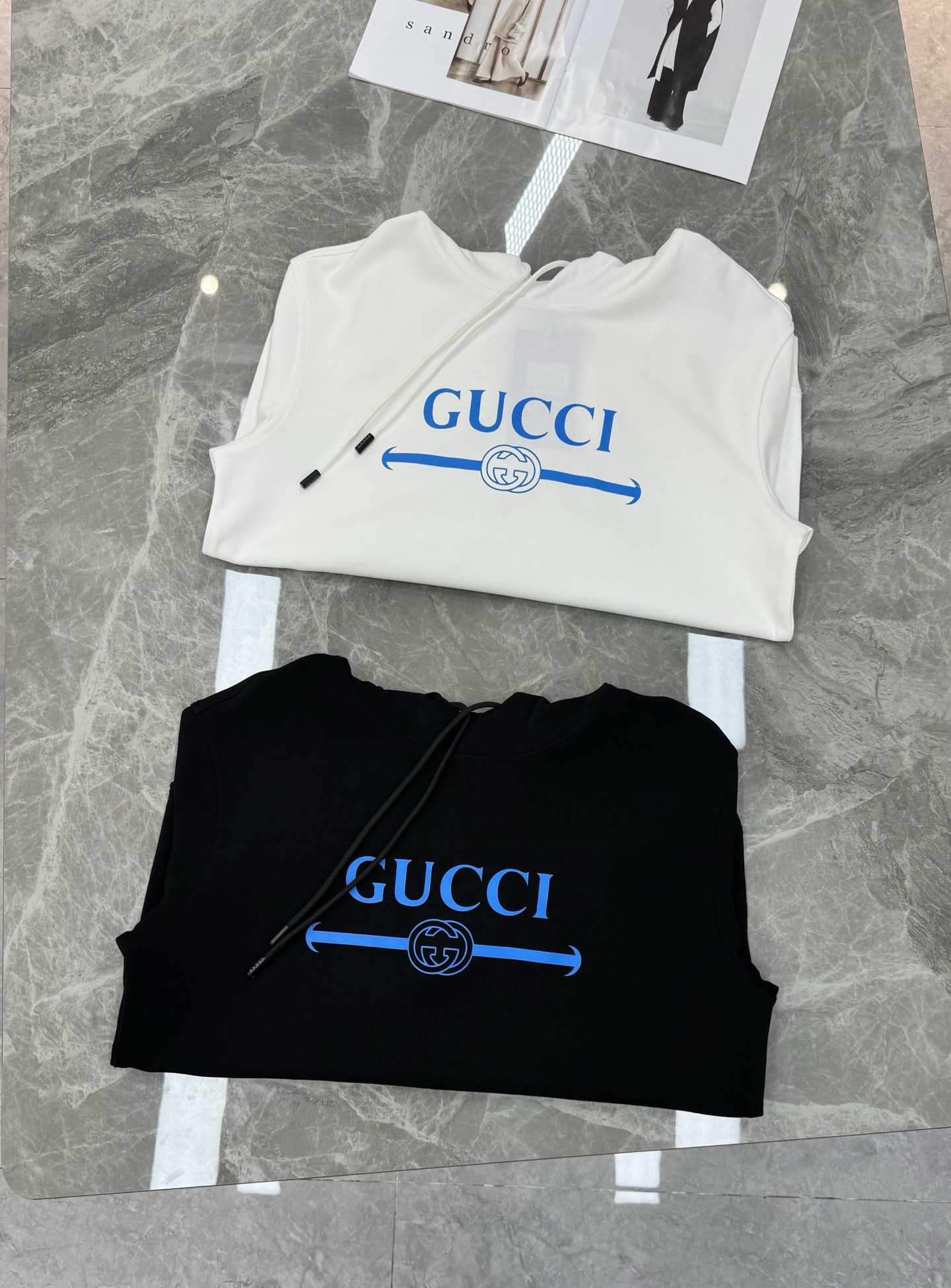 GUCCI古奇新款胸口蓝色徽标logo装饰连帽卫衣，简约时尚的设计，宽松休闲的版型，甄选天丝面料让潮流男