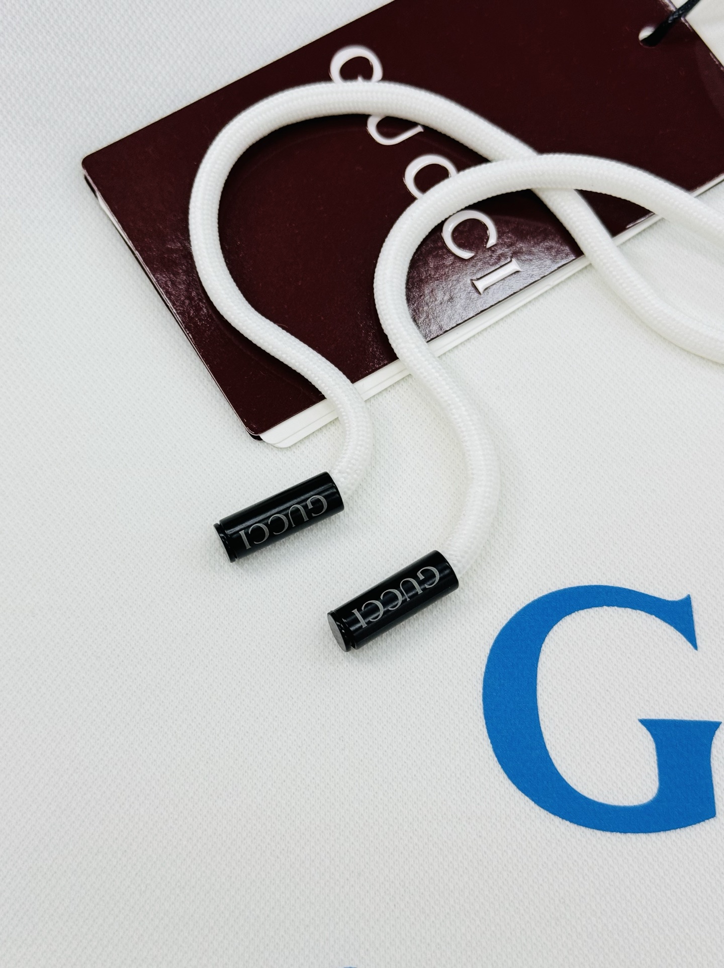 GUCCI古奇新款胸口蓝色徽标logo装饰连帽卫衣，简约时尚的设计，宽松休闲的版型，甄选天丝面料让潮流男